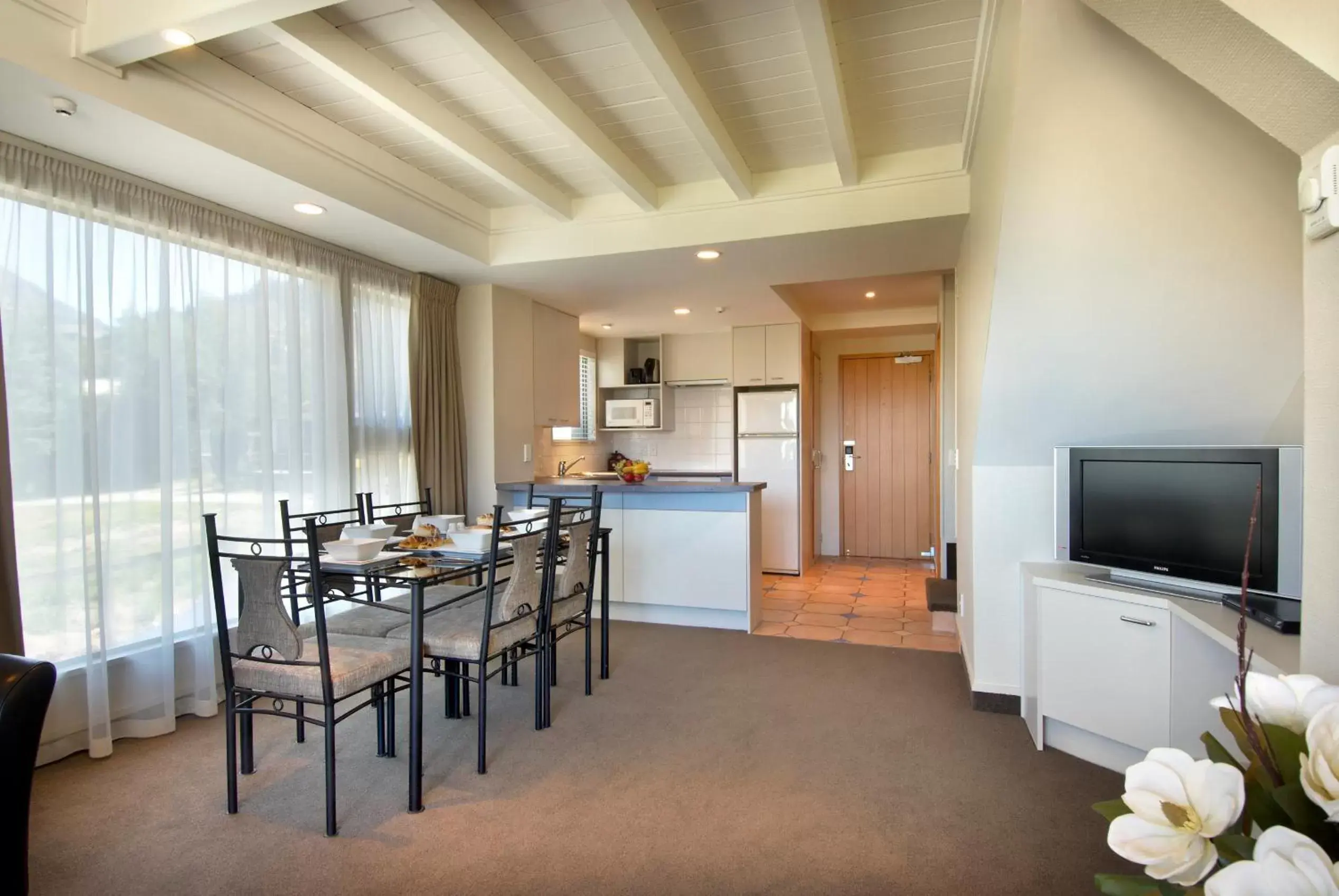 Kitchen or kitchenette, Dining Area in Hurley's of Queenstown