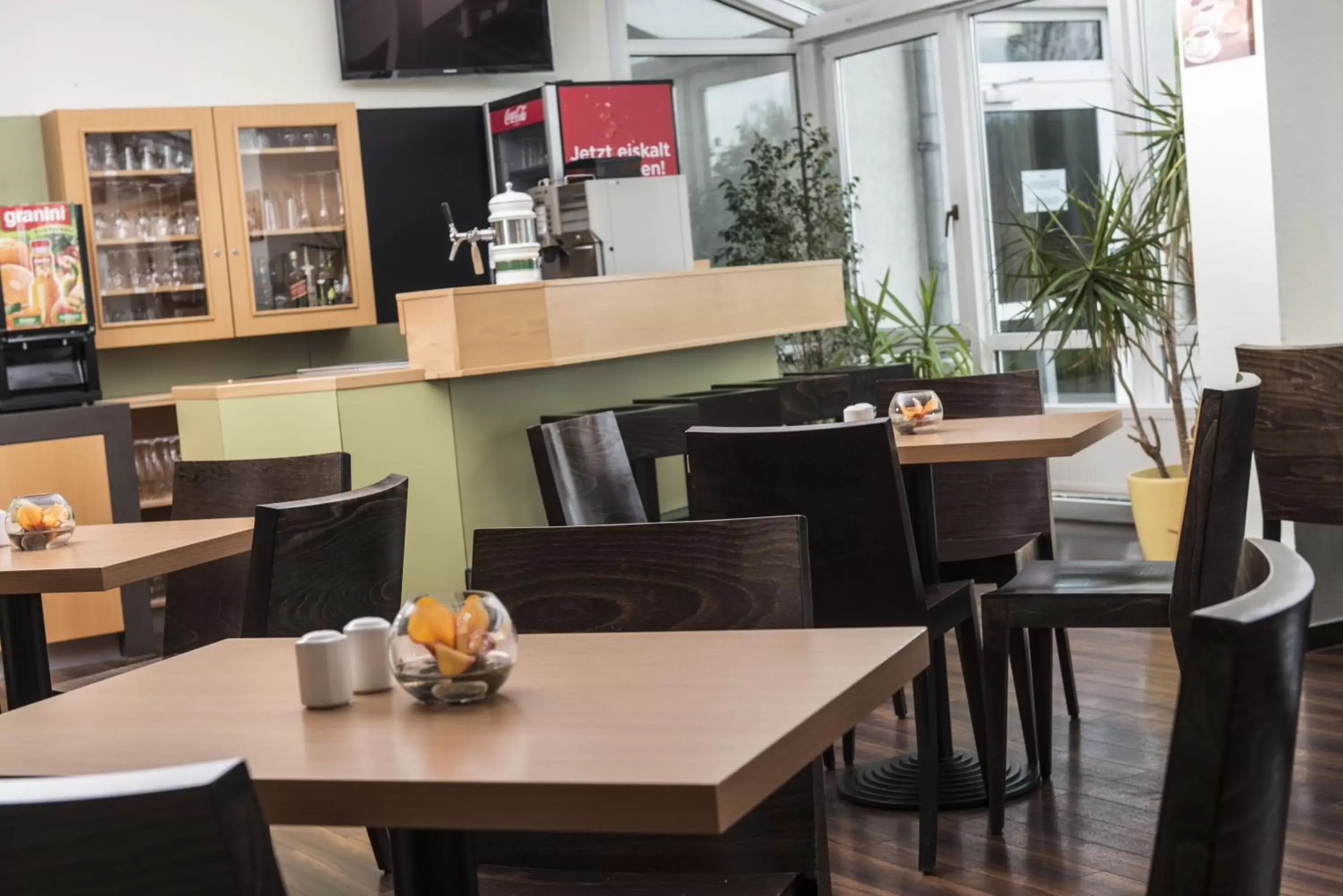 Lounge or bar, Restaurant/Places to Eat in ibis Leipzig Nord-Ost