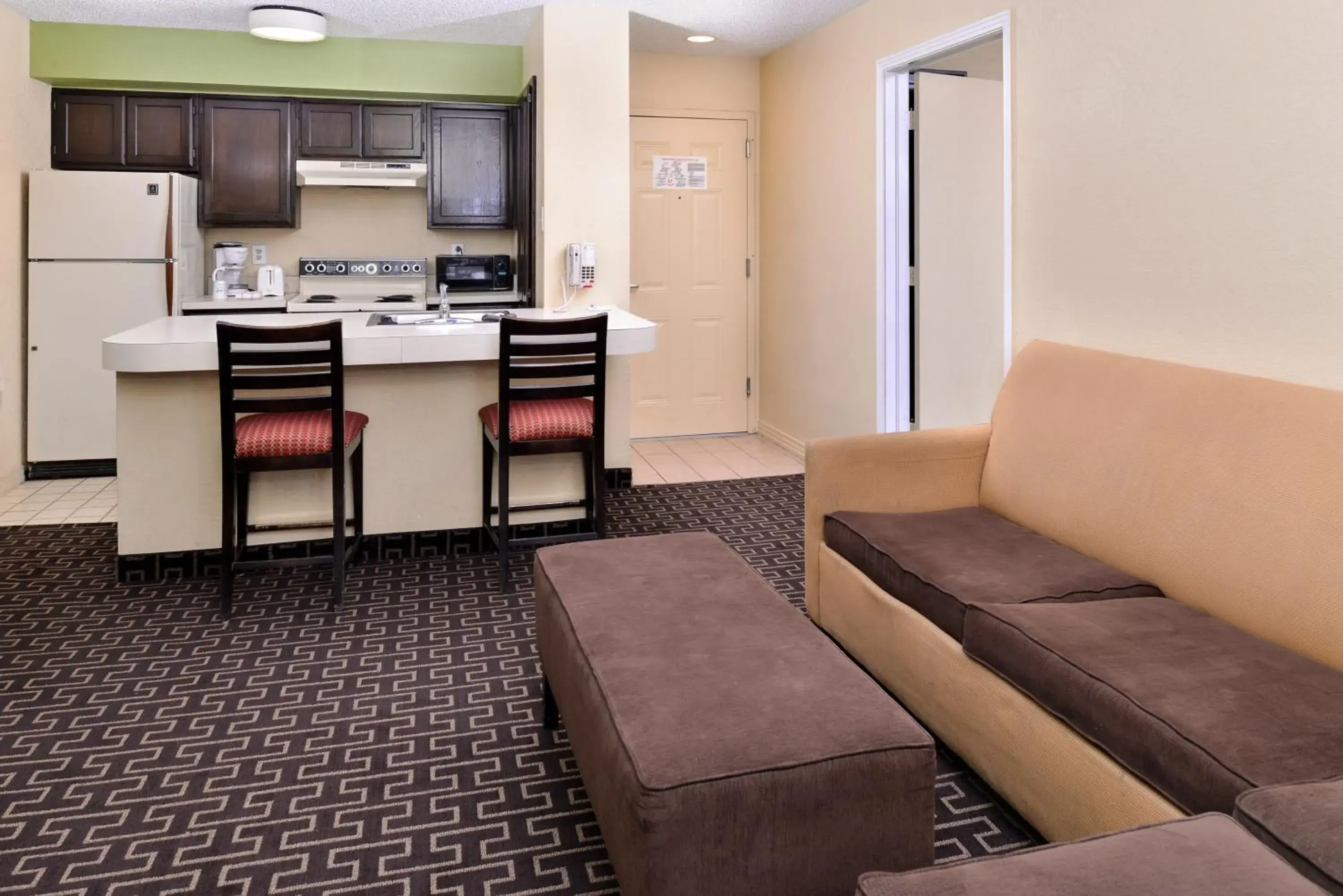 Kitchen or kitchenette, Seating Area in Americas Best Value Inn & Suites Extended Stay - Tulsa