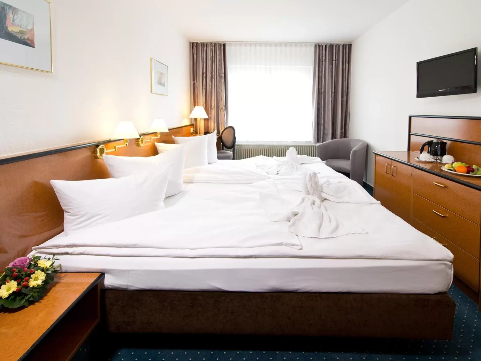 Photo of the whole room, Bed in ACHAT Hotel Rüsselsheim Frankfurt