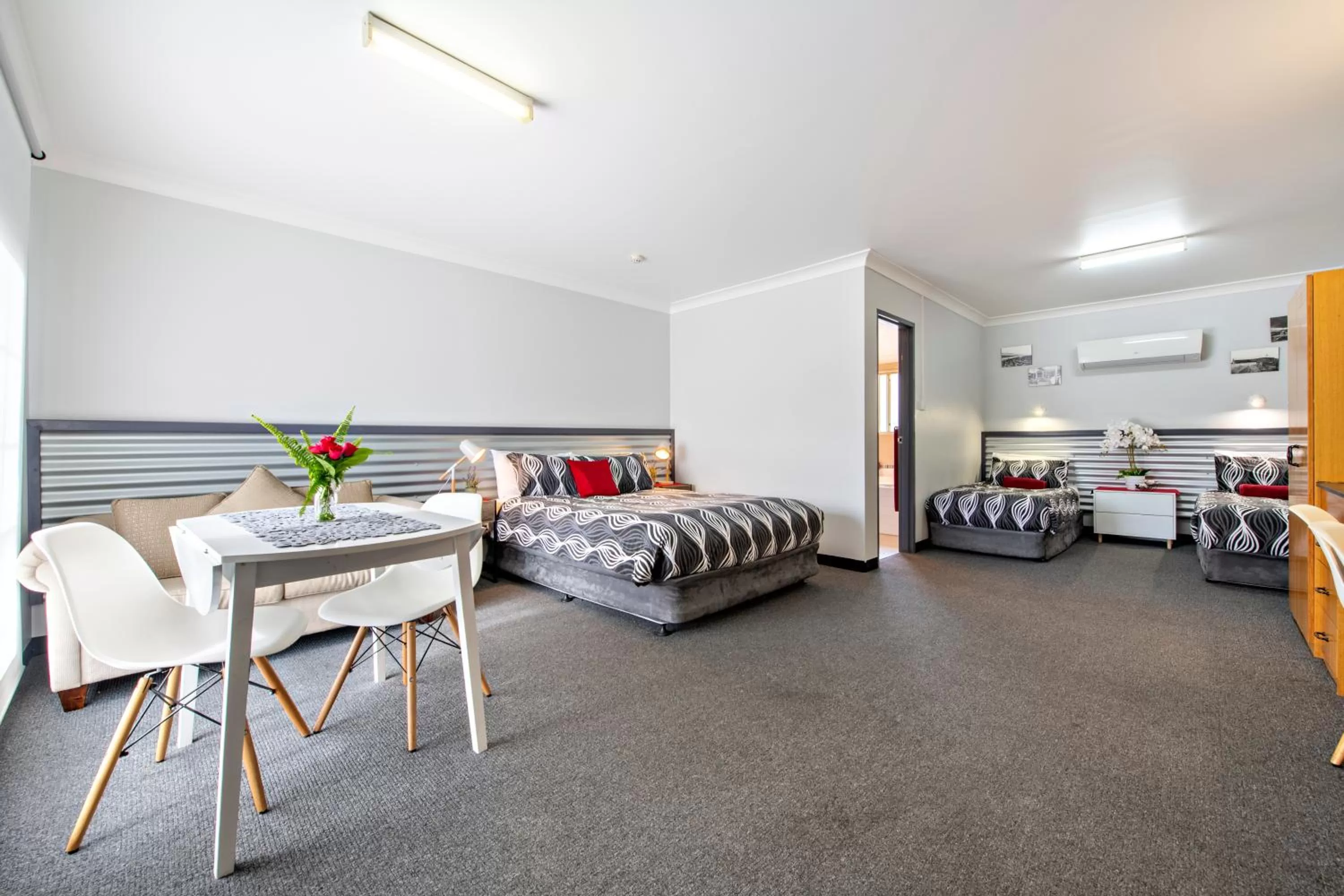 Photo of the whole room, Bed in Shearing Shed Motor Inn