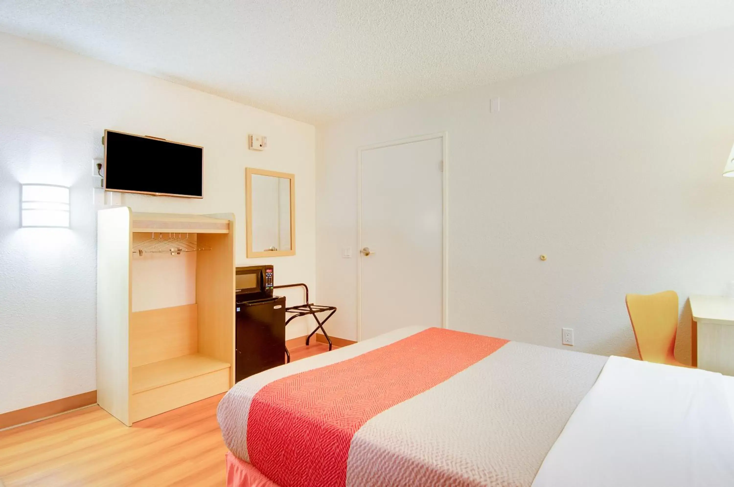 Bedroom, Bed in Motel 6-Tacoma, WA - Fife Bedroom, Bed in Motel 6-Tacoma, WA - Fife