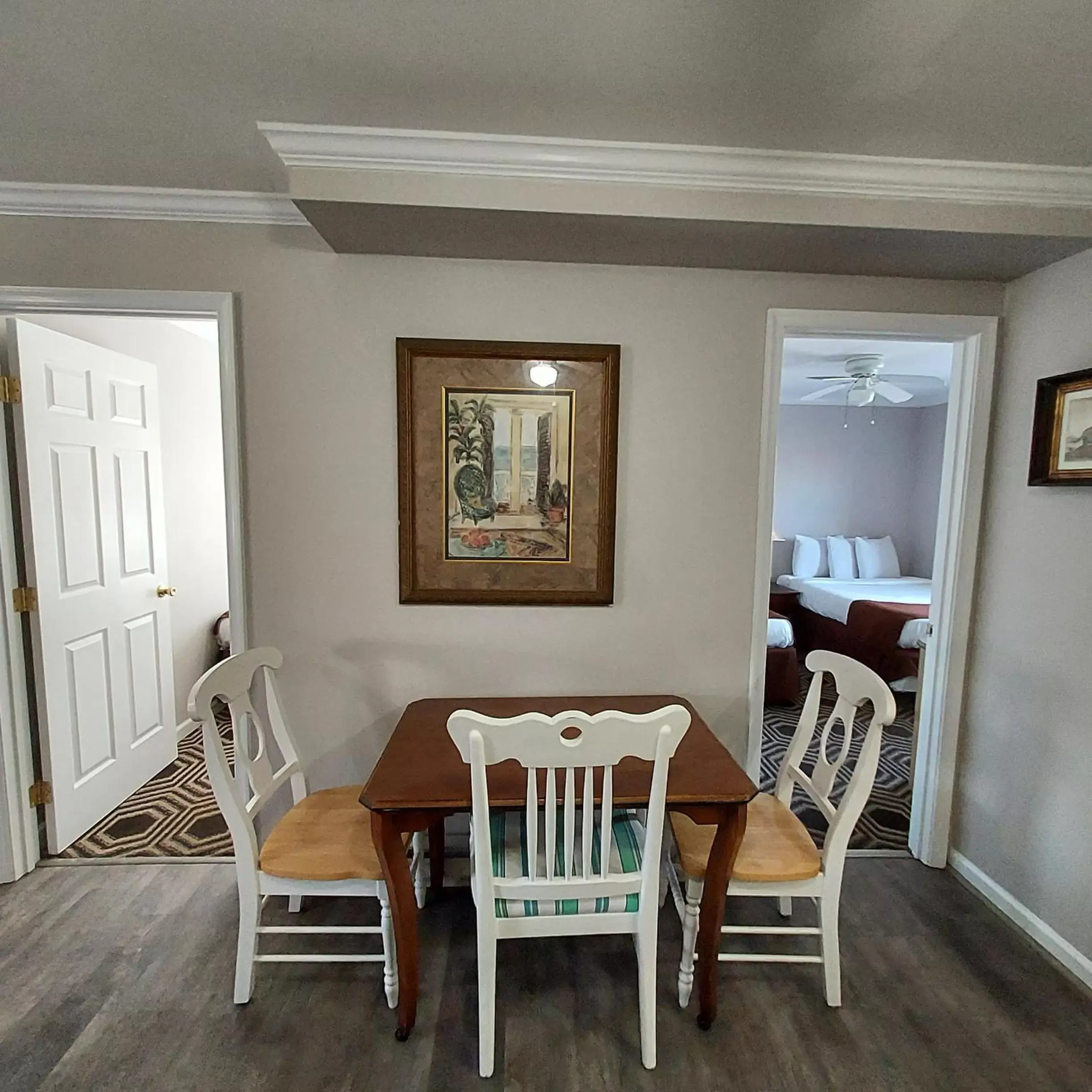 Dining Area in The Burgundy Inn Hotel and Apartments