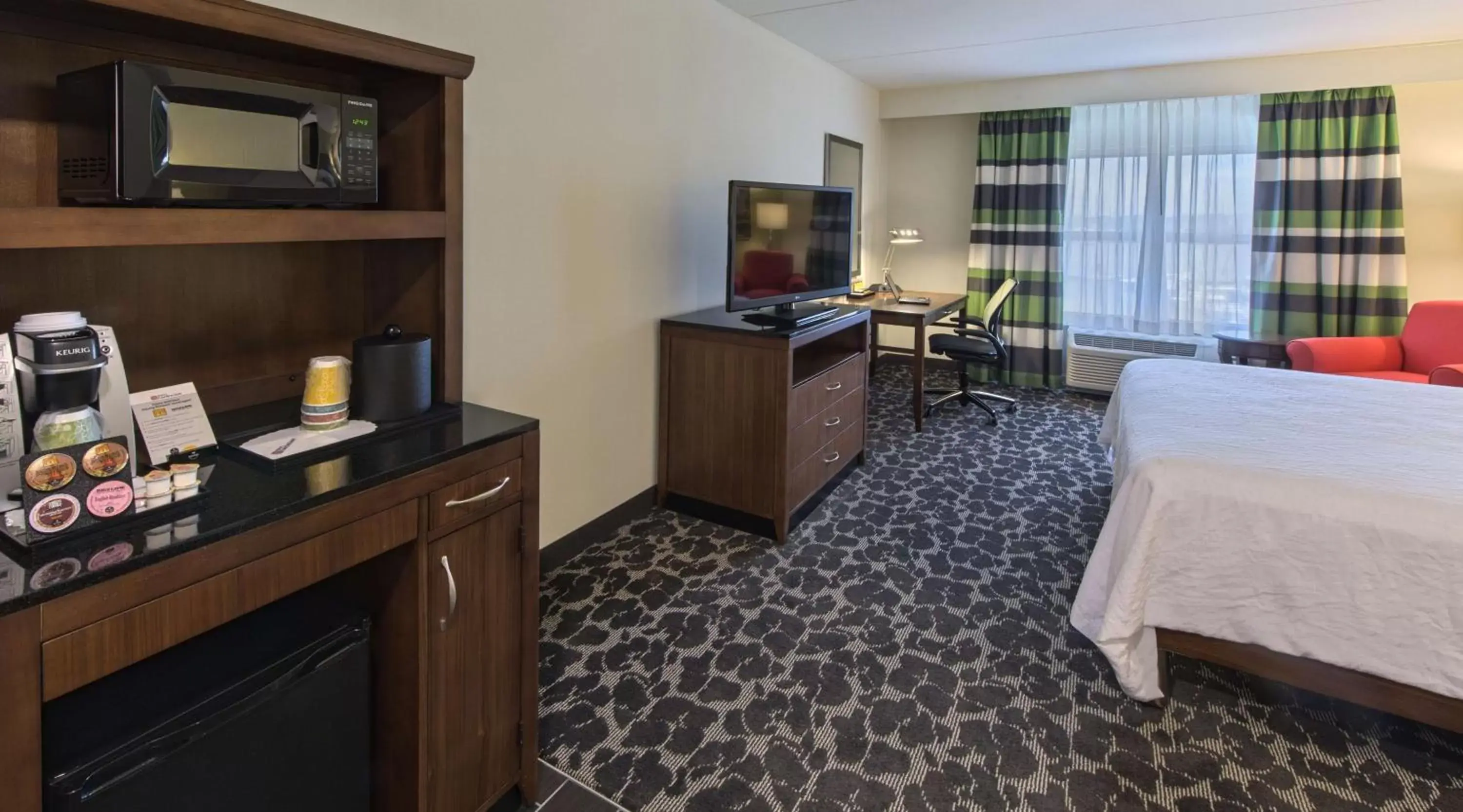 Bed, TV/Entertainment Center in Hilton Garden Inn Charleston Waterfront/Downtown