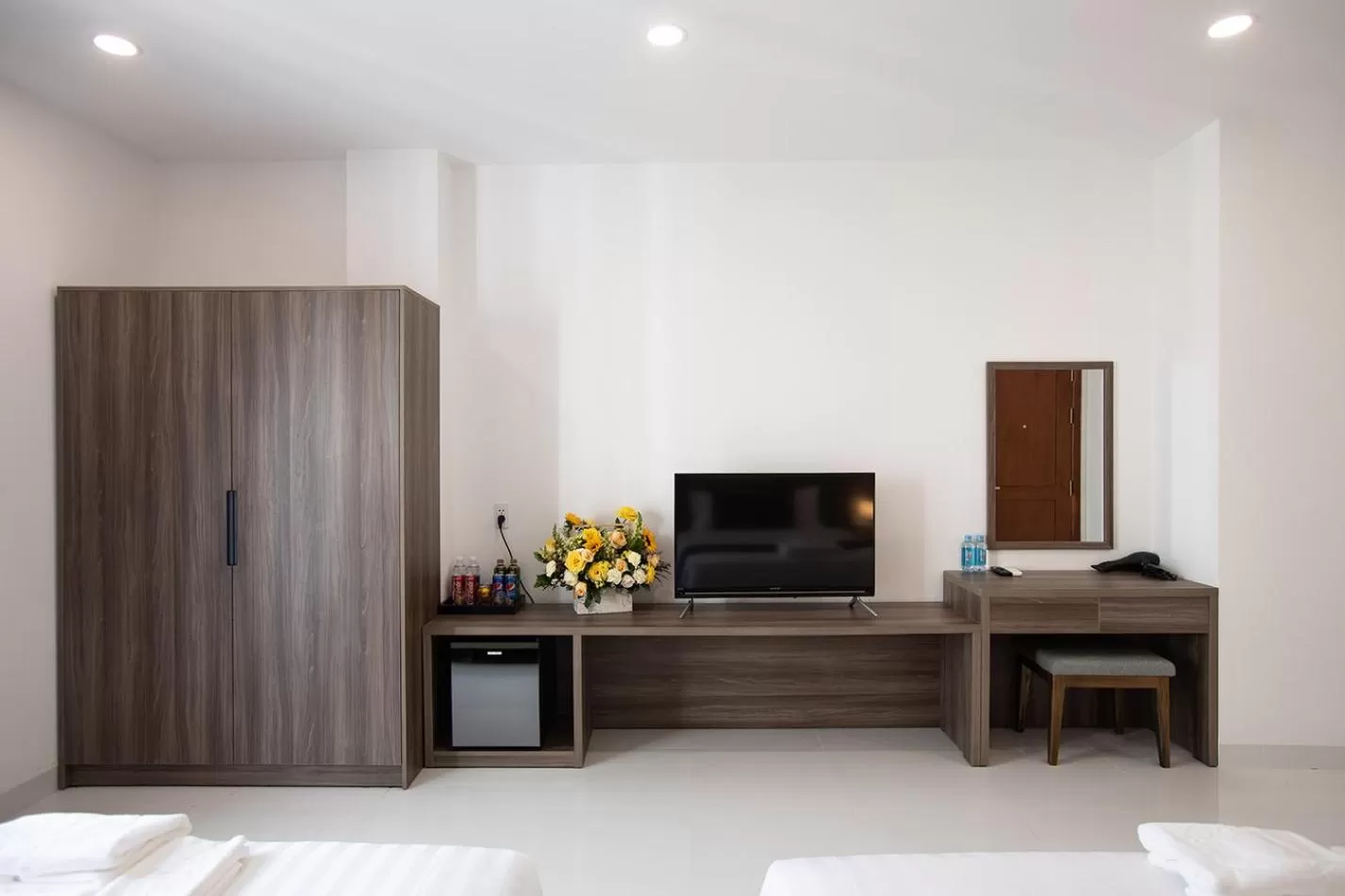 Communal lounge/ TV room, Bed in Hera Hotel Airport