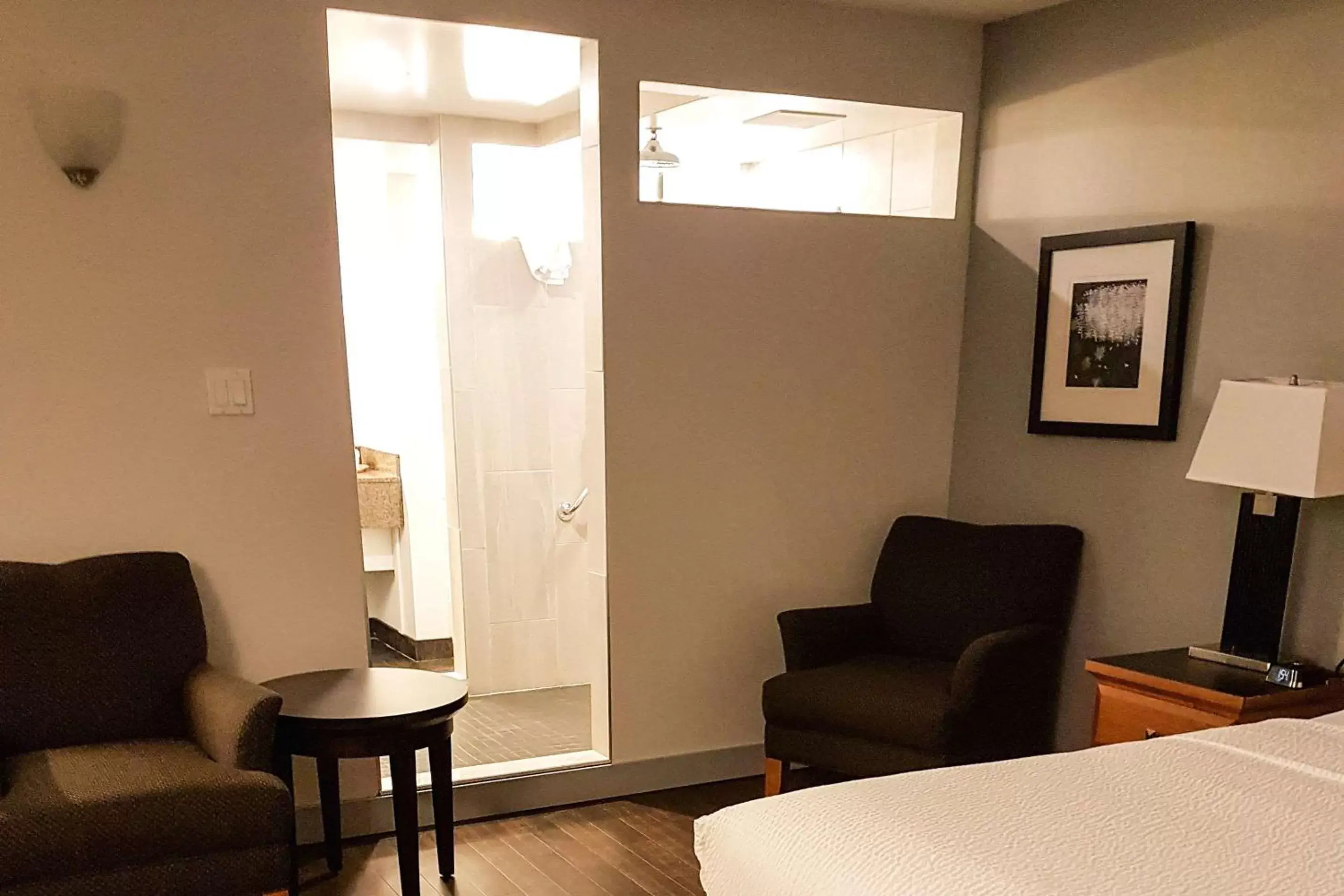 Photo of the whole room, Seating Area in Quality Inn West Edmonton