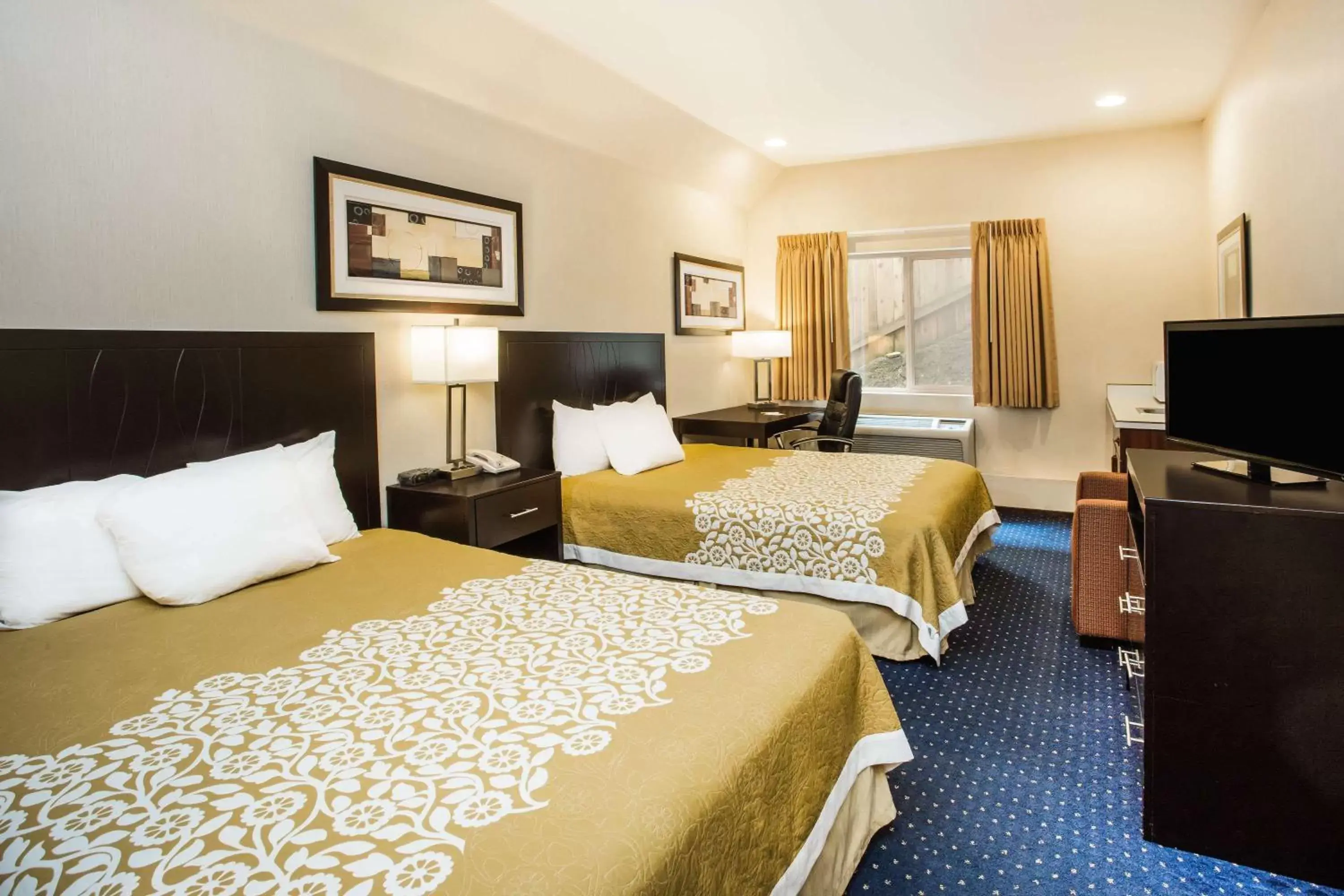 Photo of the whole room, Bed in Days Inn by Wyndham Seattle Aurora