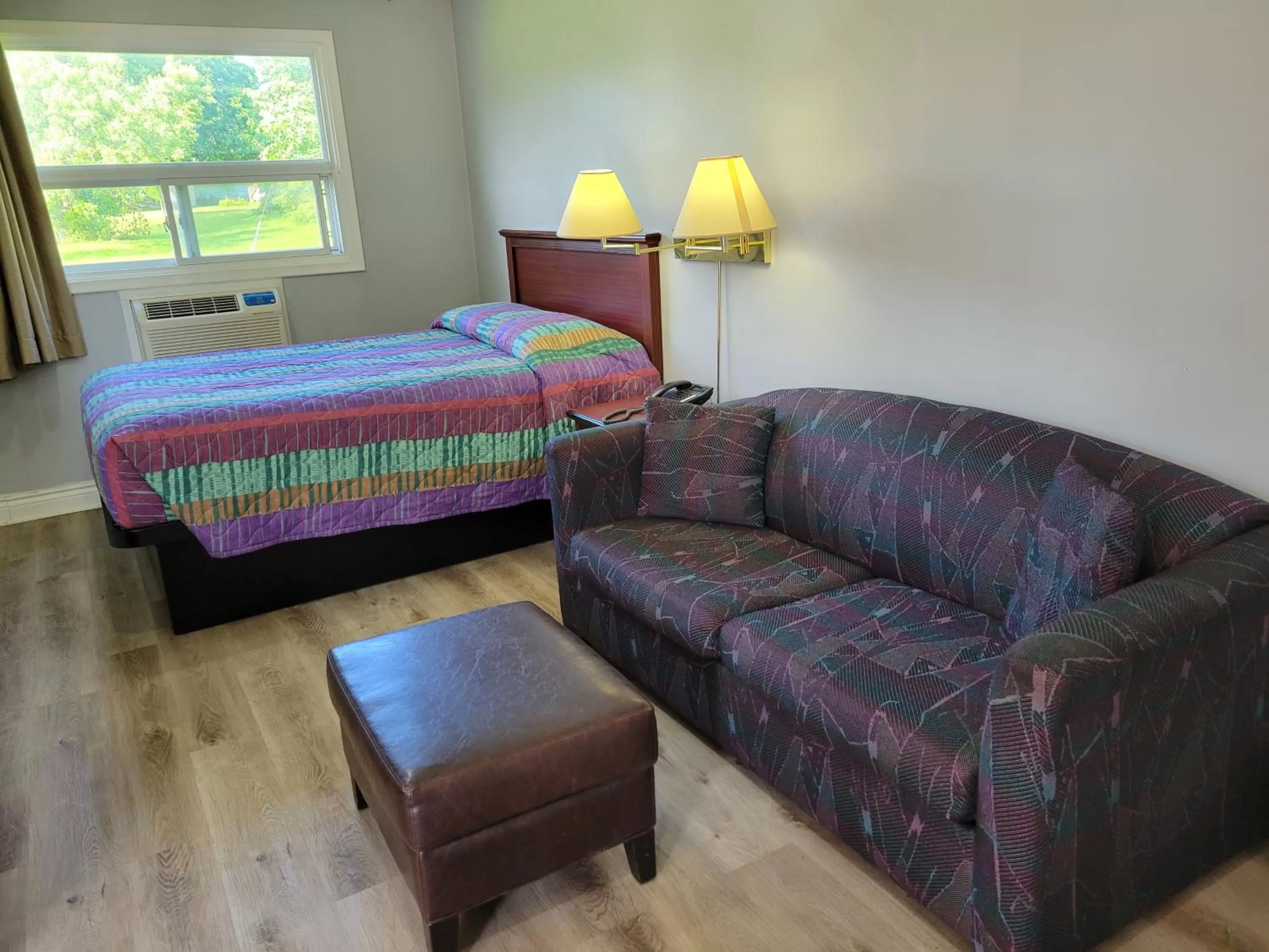 Photo of the whole room, Bed in Knights Inn Cobourg