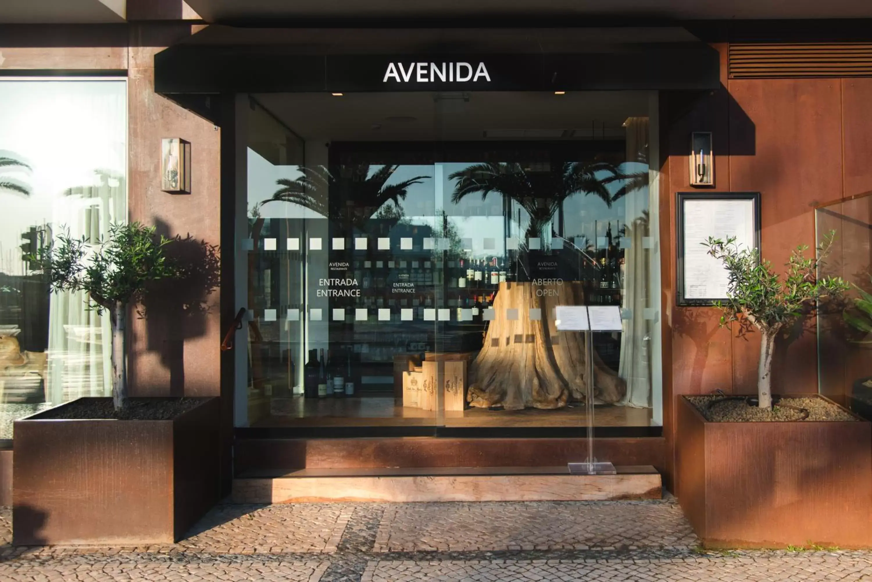 Restaurant/places to eat in Lagos Avenida Hotel