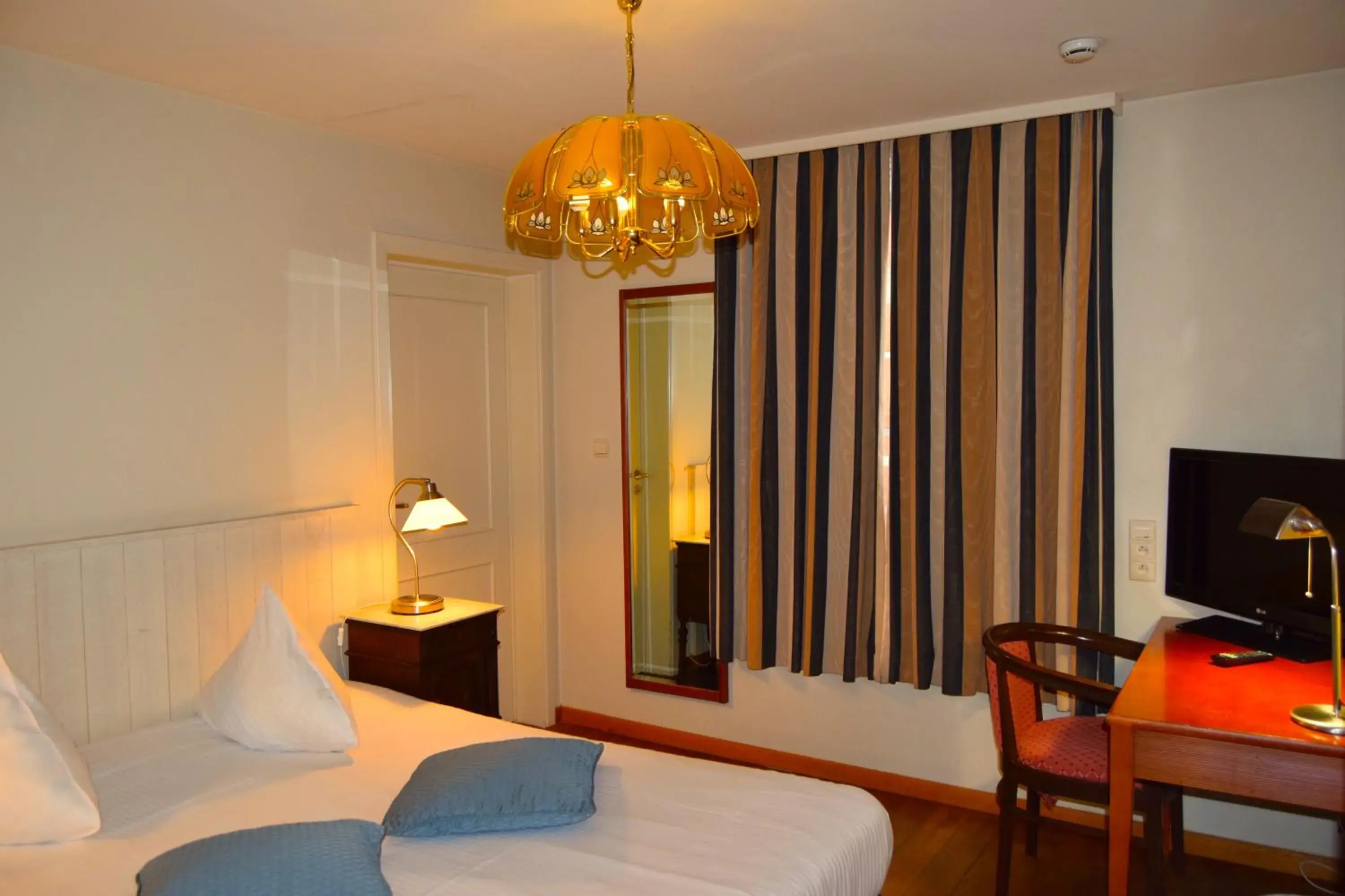 Communal lounge/ TV room, Bed in Oranje City Hotel