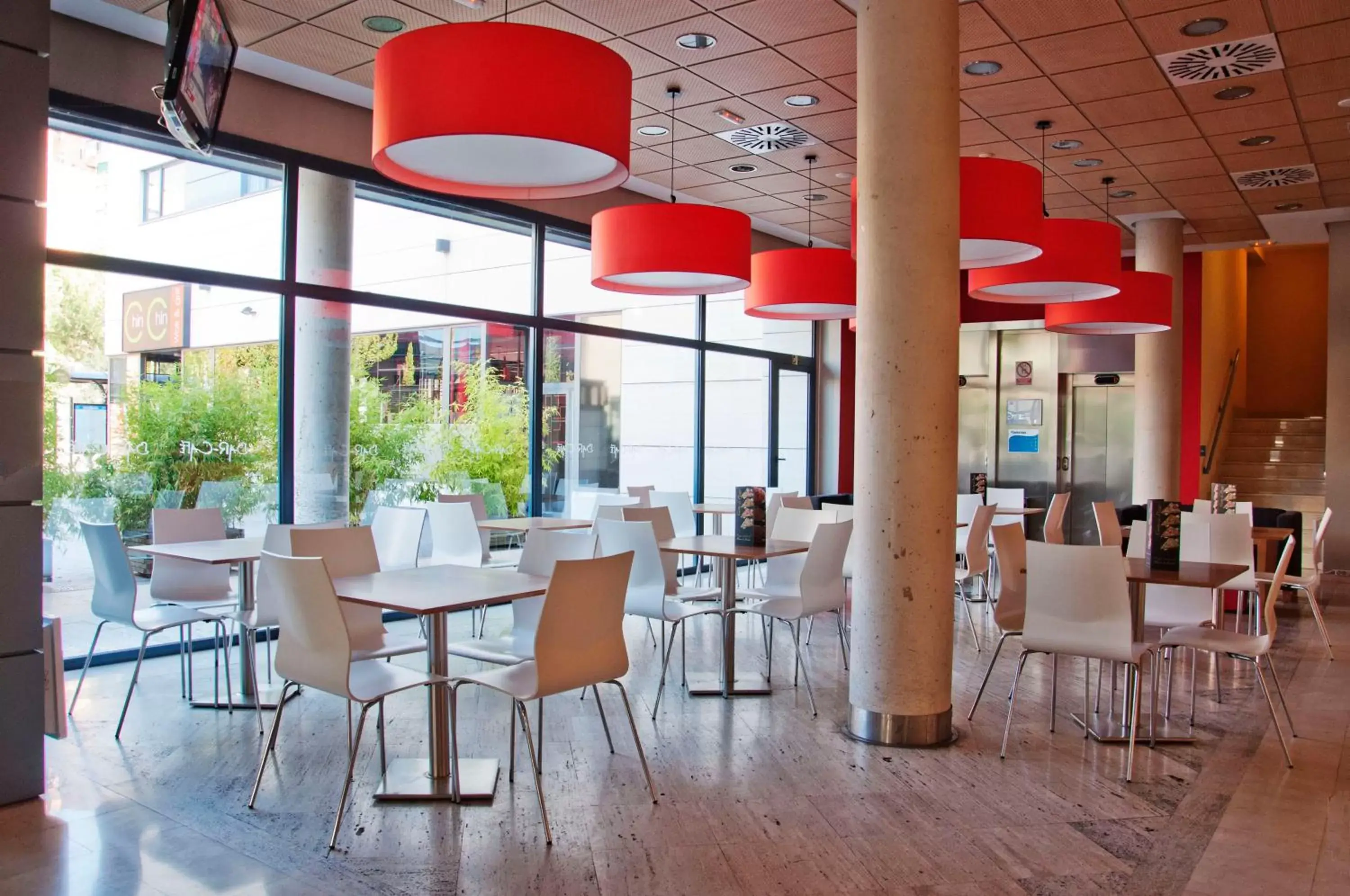 Lounge or bar, Restaurant/Places to Eat in Travelodge Torrelaguna