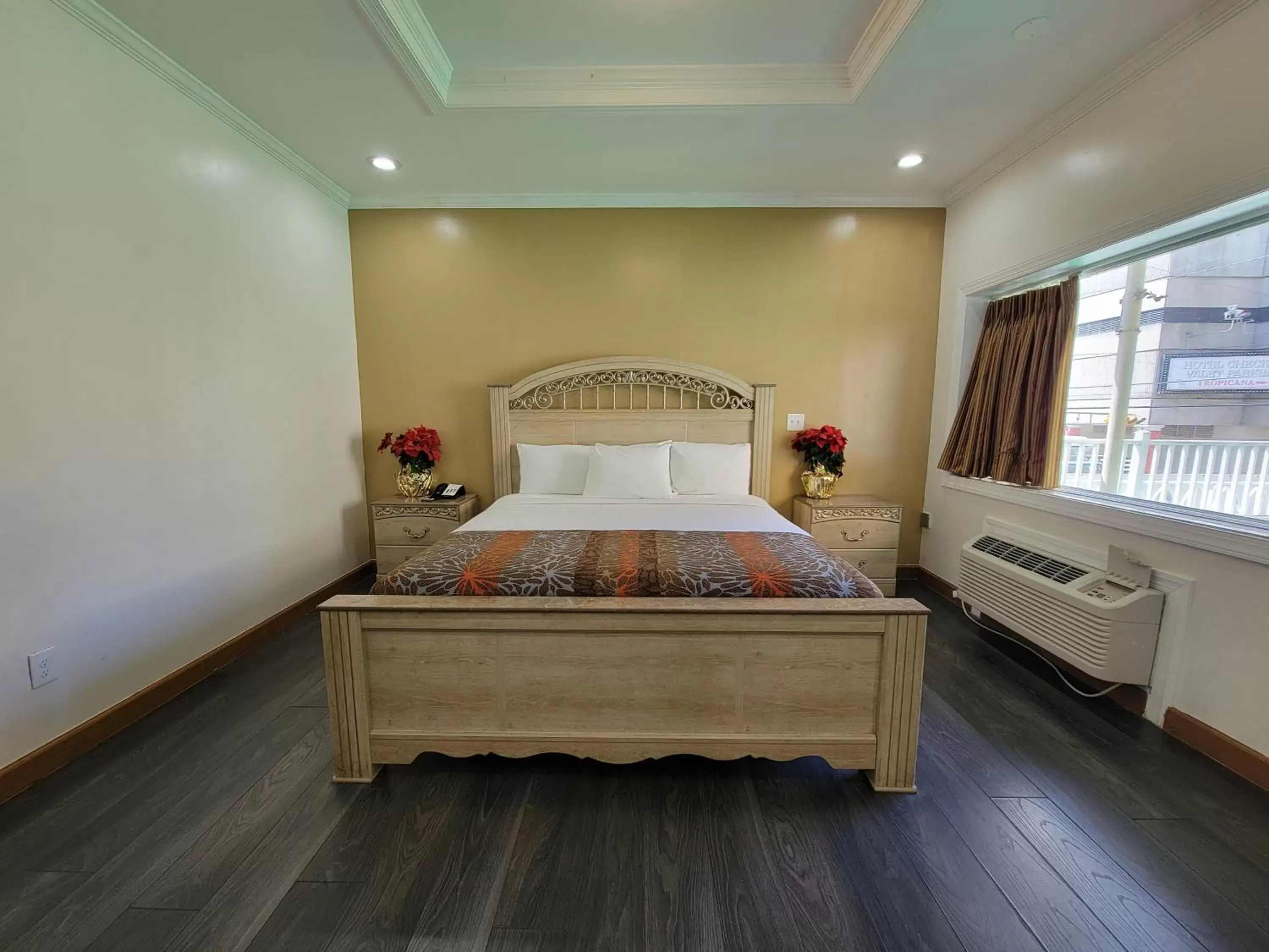 Bedroom, Bed in Eldorado Atlantic City Beach Block