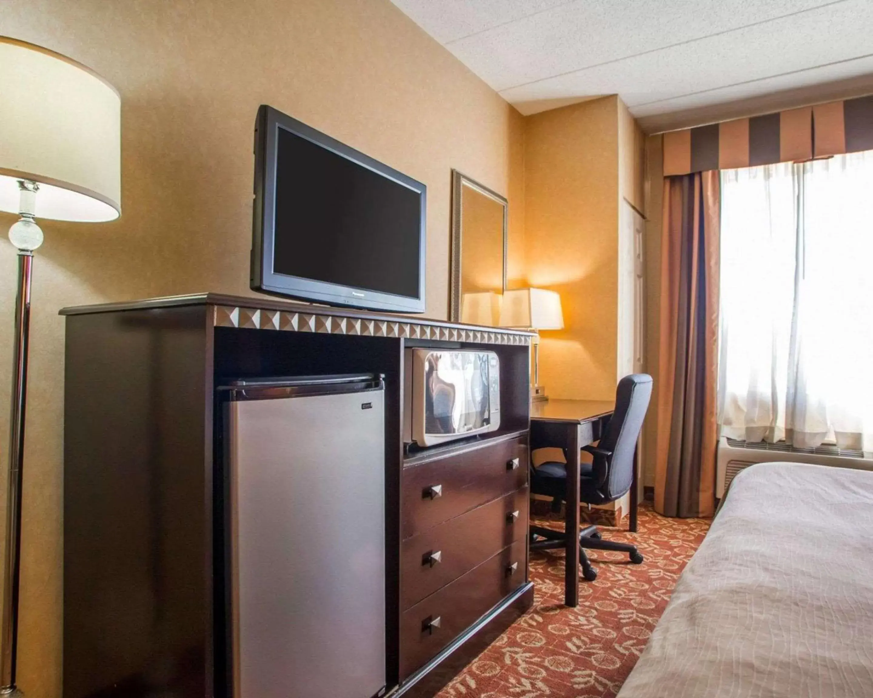 Photo of the whole room, TV/Entertainment Center in Quality Inn Vineland – Millville