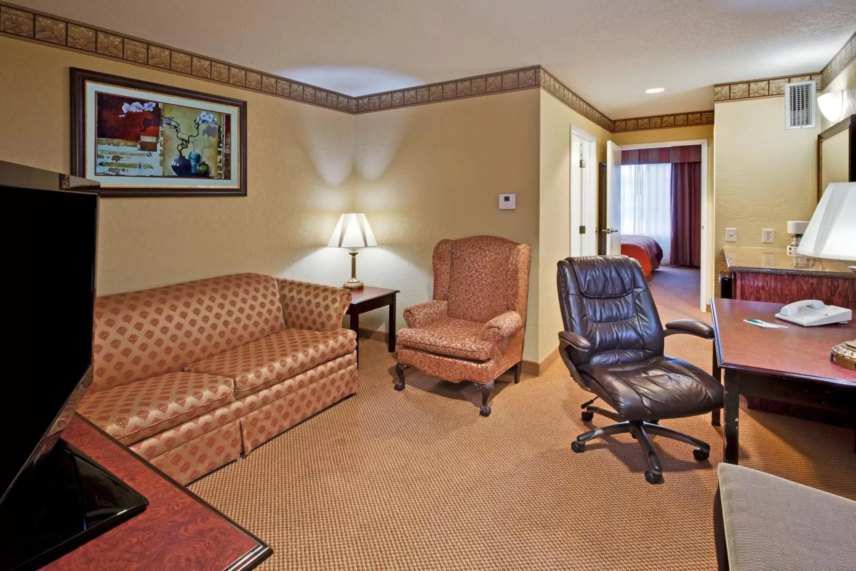 Living room, Seating Area in Country Inn & Suites by Radisson, Hot Springs, AR