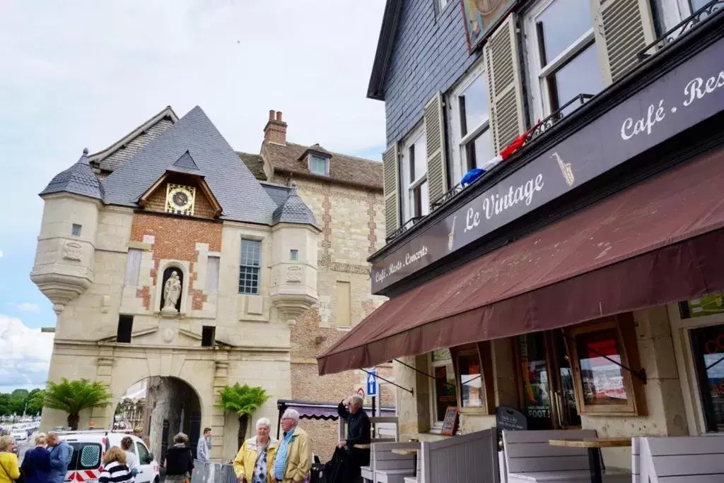 Nearby landmark, Property Building in Le Bourg