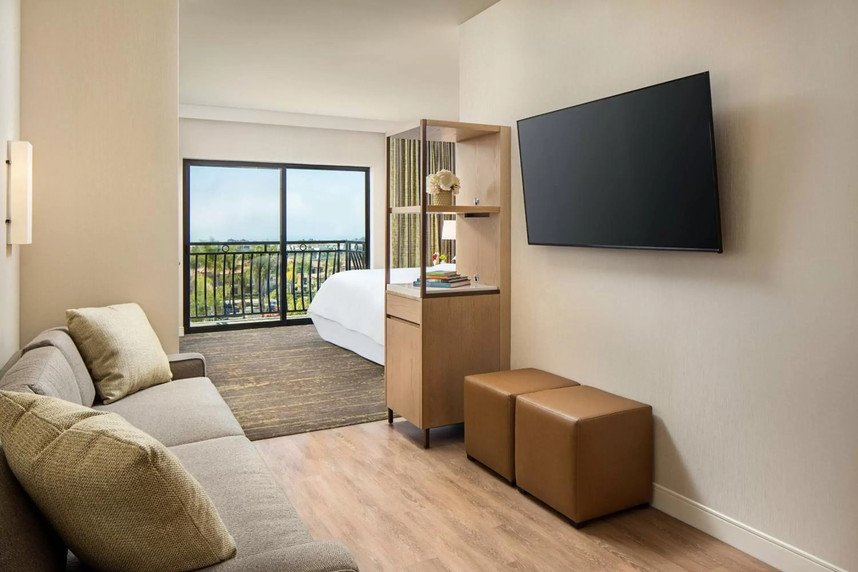 Living room, TV/Entertainment Center in Sheraton Carlsbad Resort & Spa