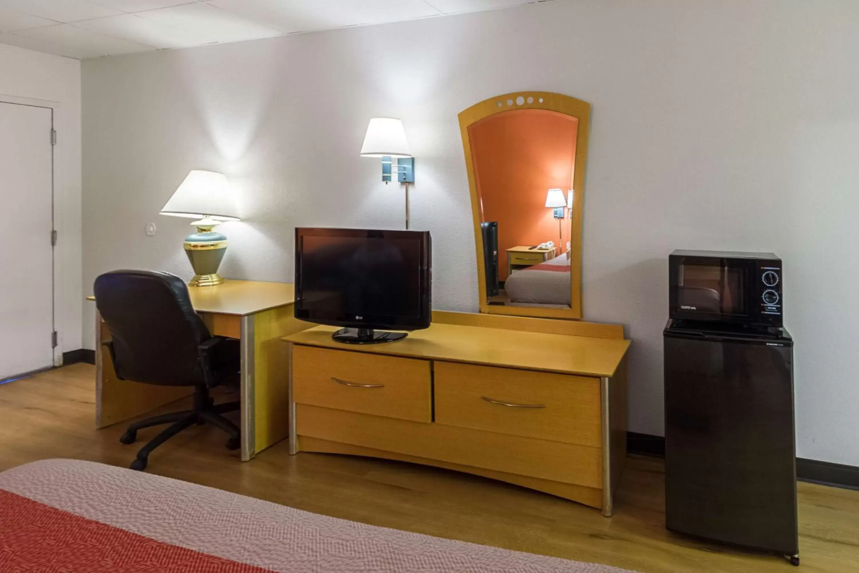 TV and multimedia, TV/Entertainment Center in Motel 6-Groton, CT - Casinos nearby