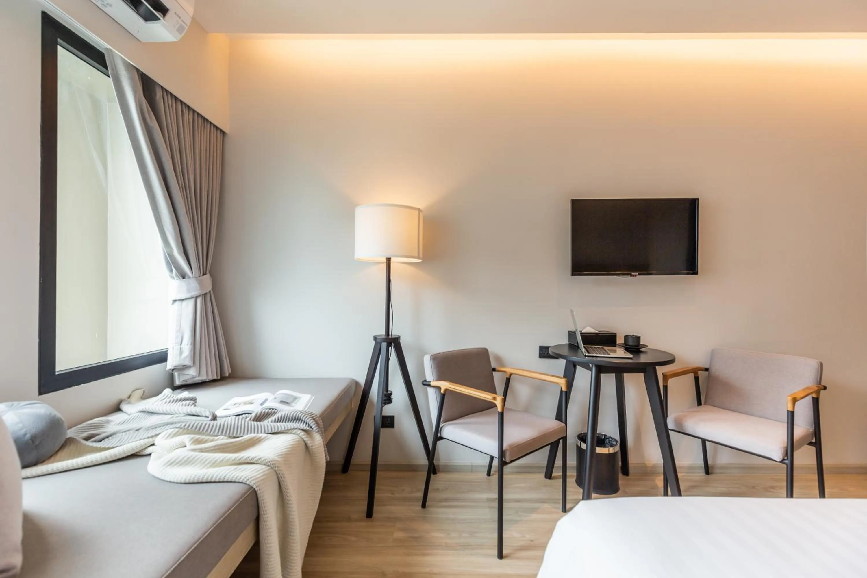 Living room, Bed in Mii Hotel Srinakarin