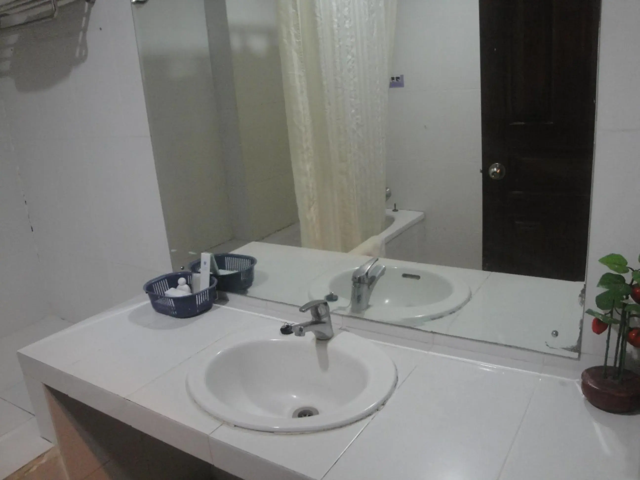 Bathroom in Sylvia Hotel Maumere Bathroom in Sylvia Hotel Maumere