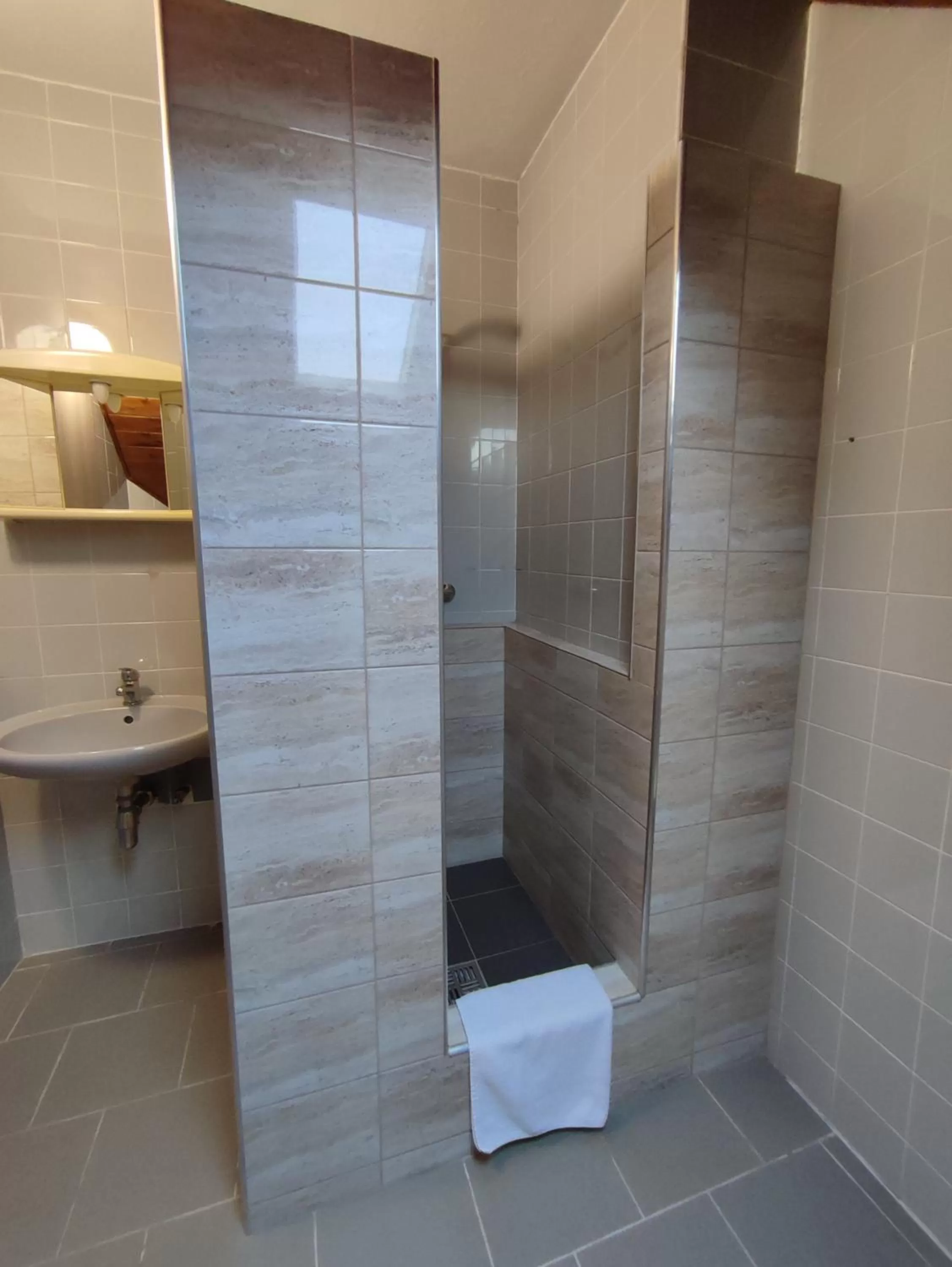 Shower in Hotel Bohemia Excellent