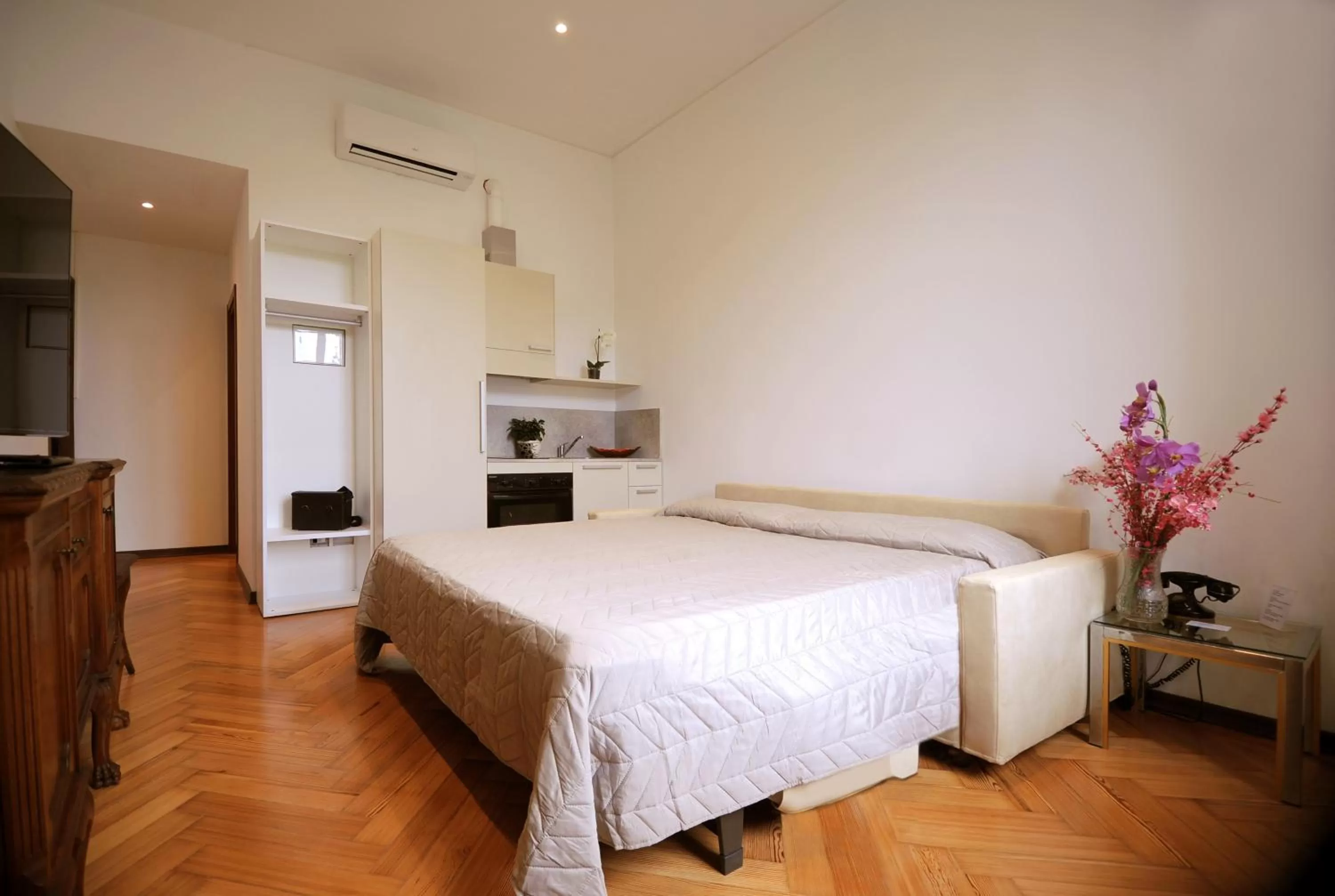 Bed in Hotel Alexander & Spa