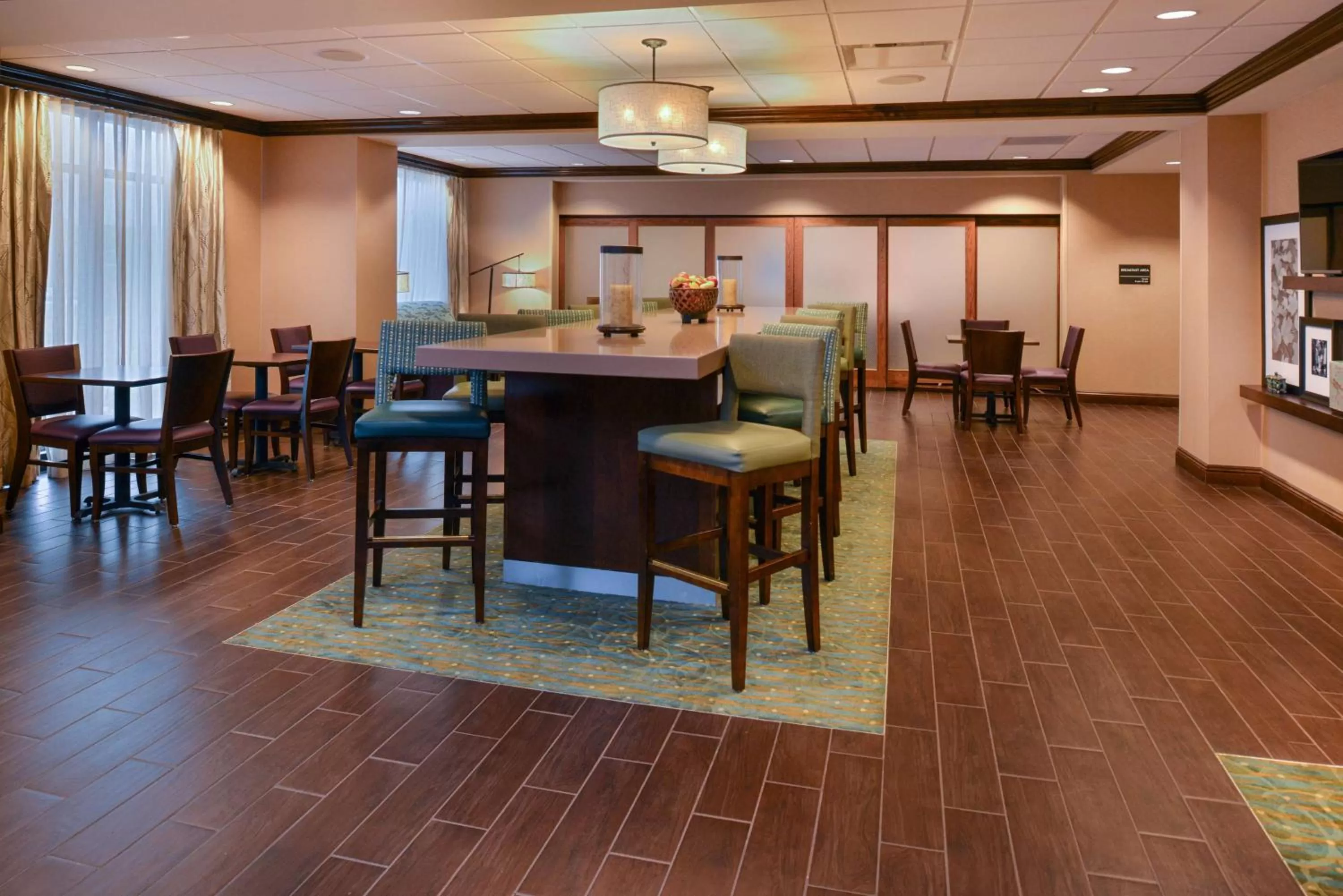 Dining area in Hampton Inn Omaha Midtown-Aksarben