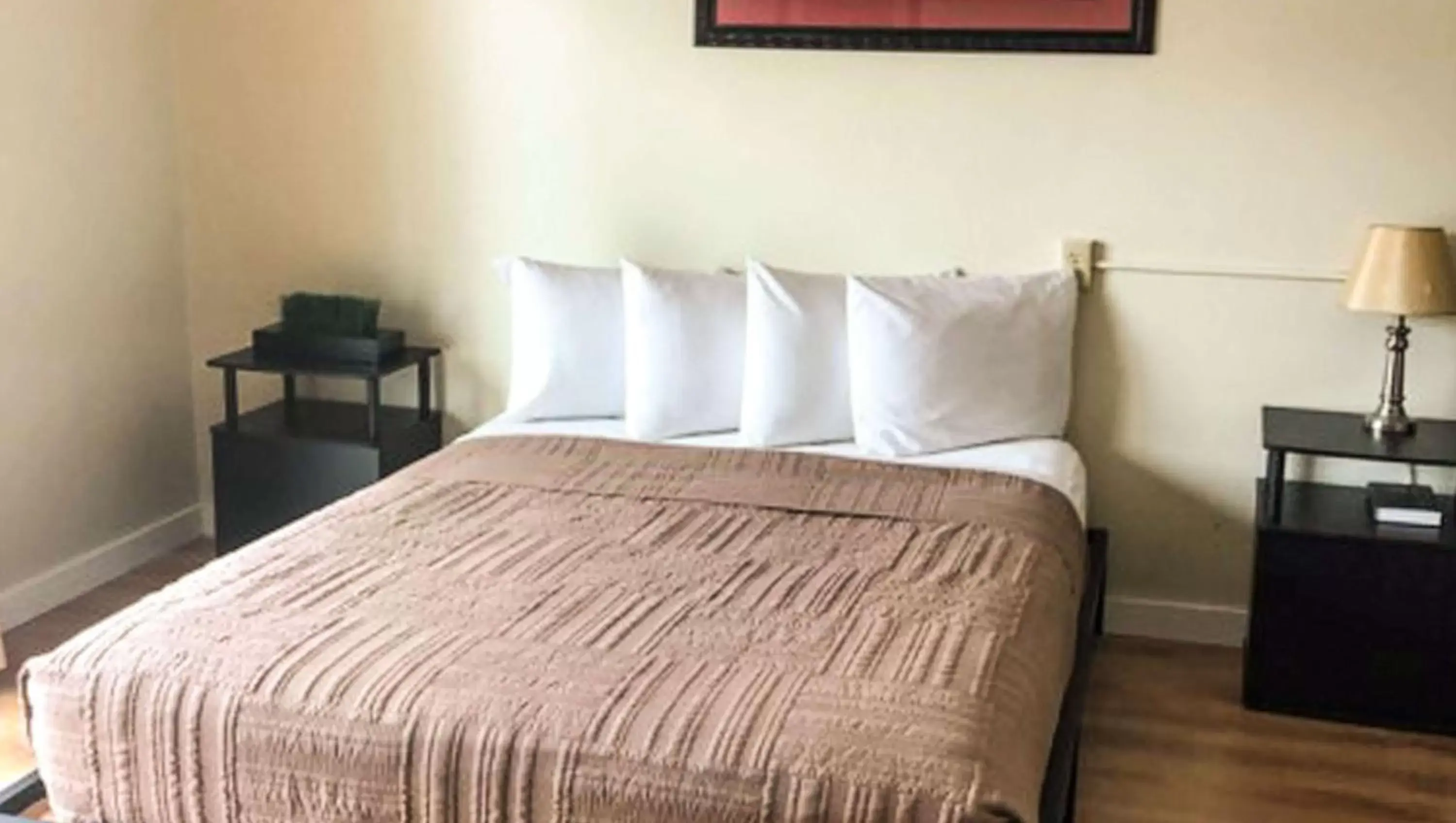 Photo of the whole room, Bed in Colonial Inn Ellsworth Photo of the whole room, Bed in Colonial Inn Ellsworth