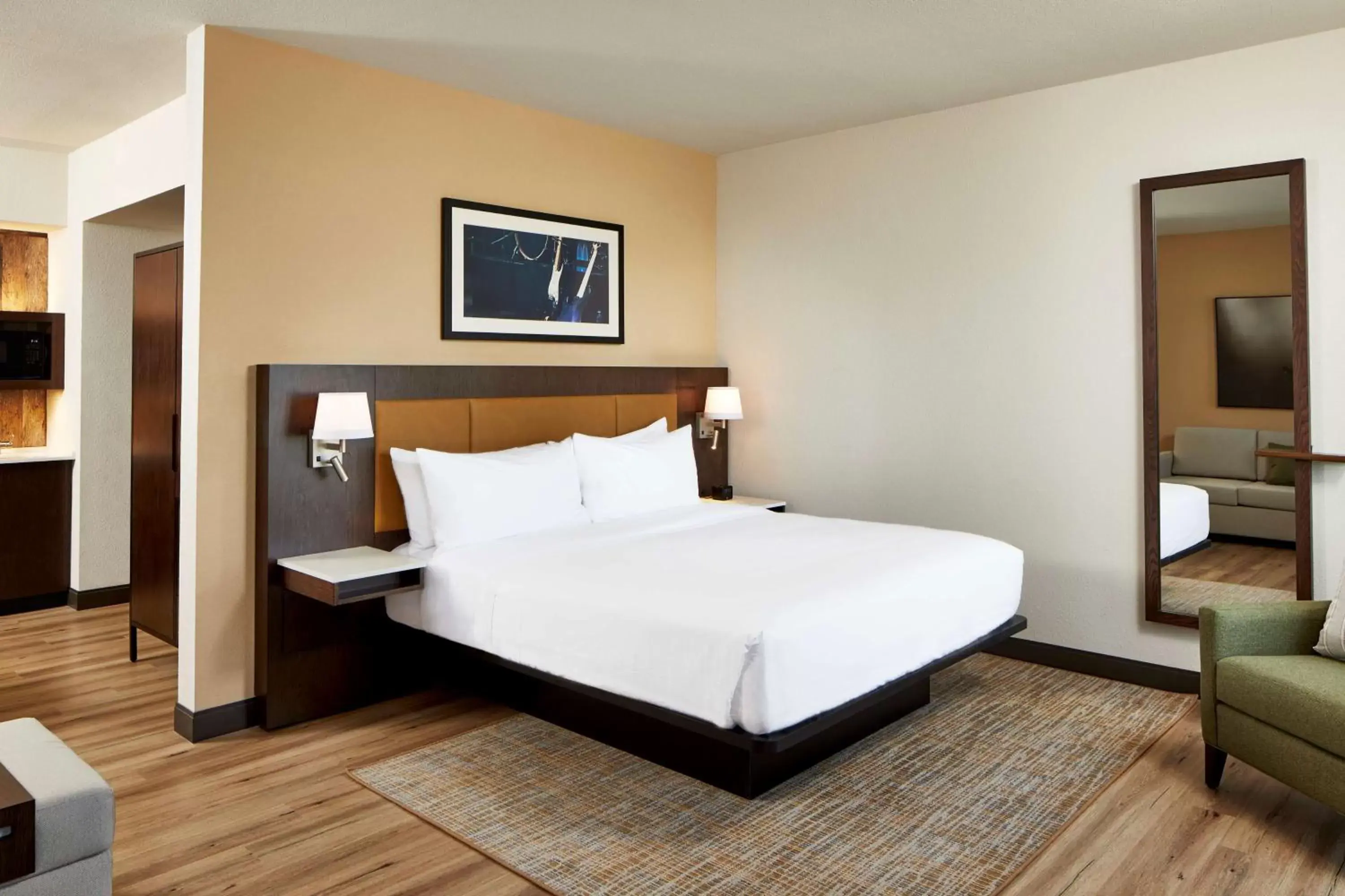 Bed in Embassy Suites by Hilton Nashville Downtown