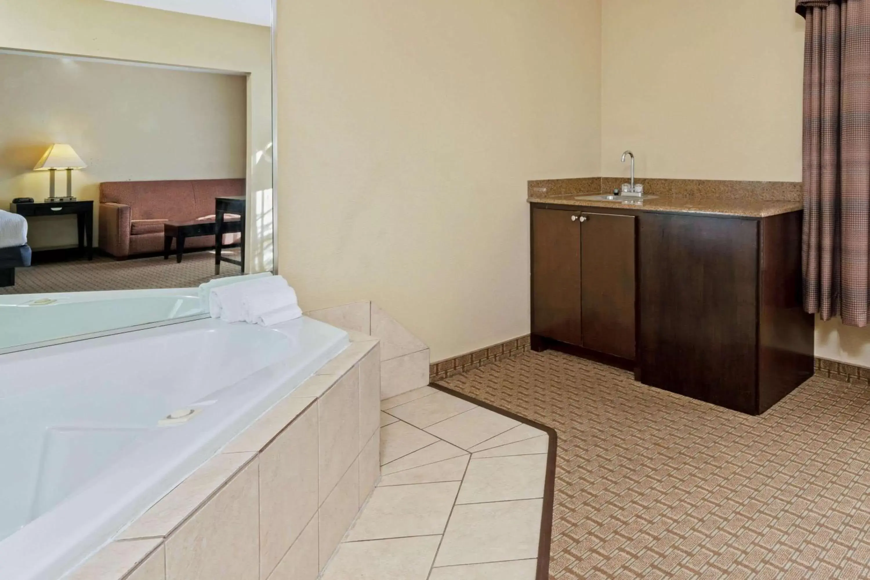 Photo of the whole room, Bathroom in La Quinta by Wyndham Morgan City