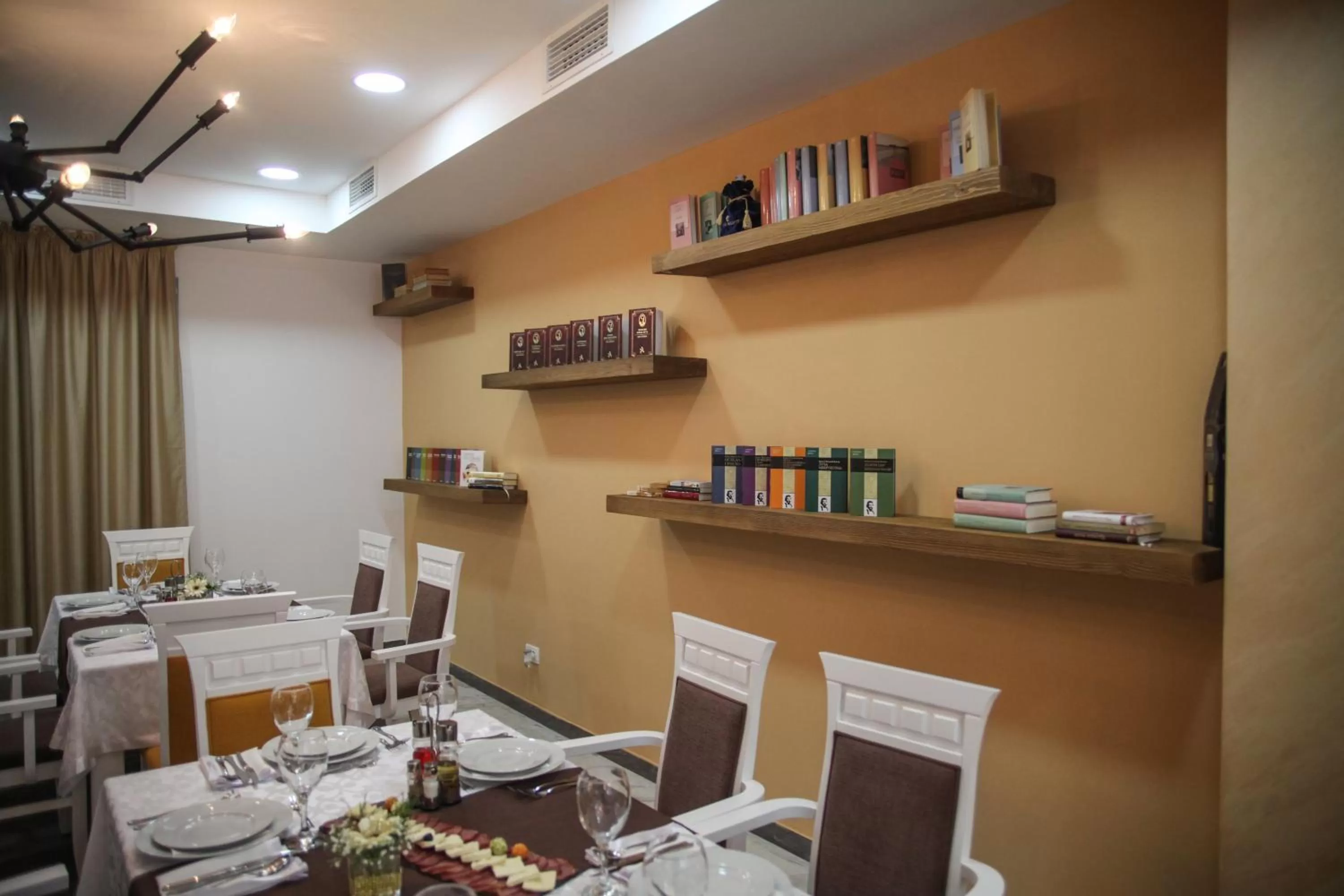 Restaurant/places to eat in Hotel Serdar