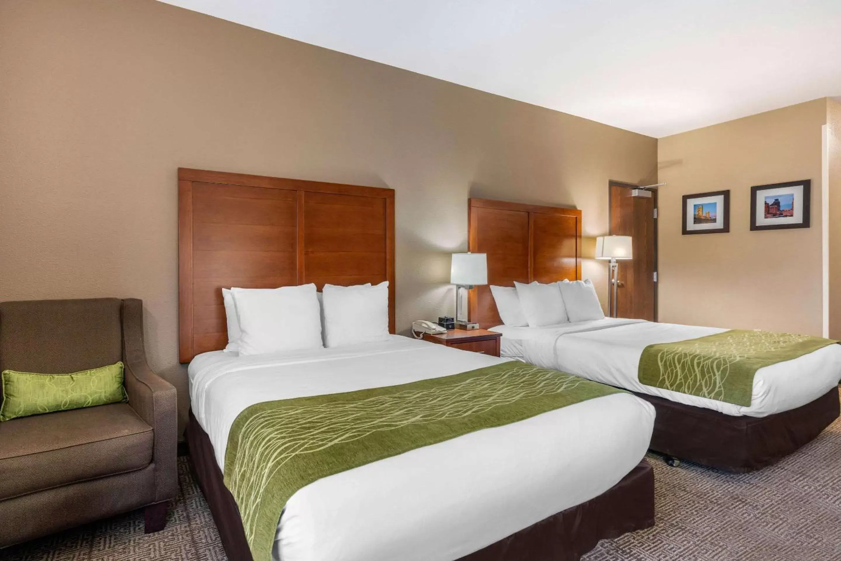 Photo of the whole room, Bed in Comfort Inn & Suites Sacramento – University Area