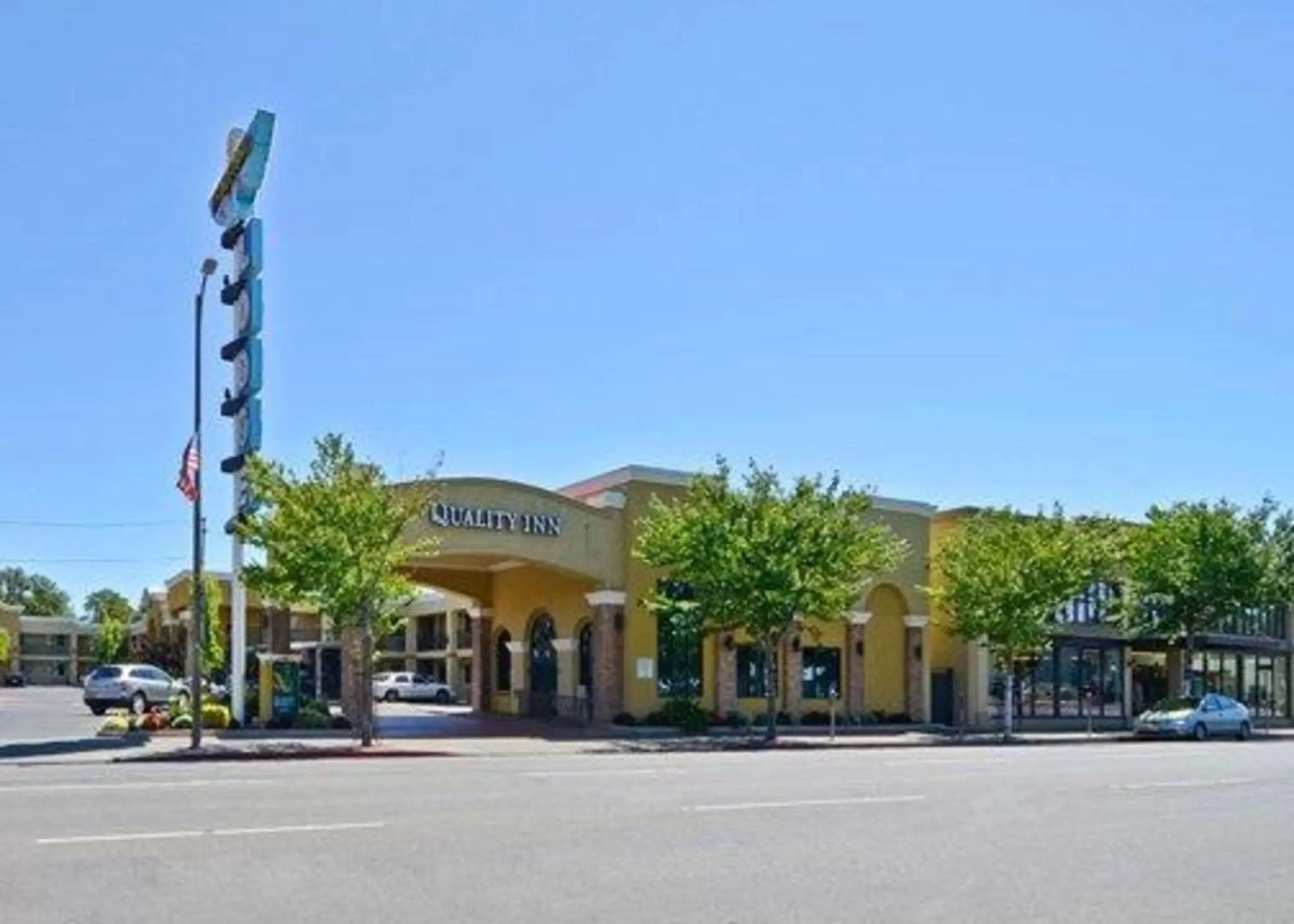 Property building in Quality Inn Chico