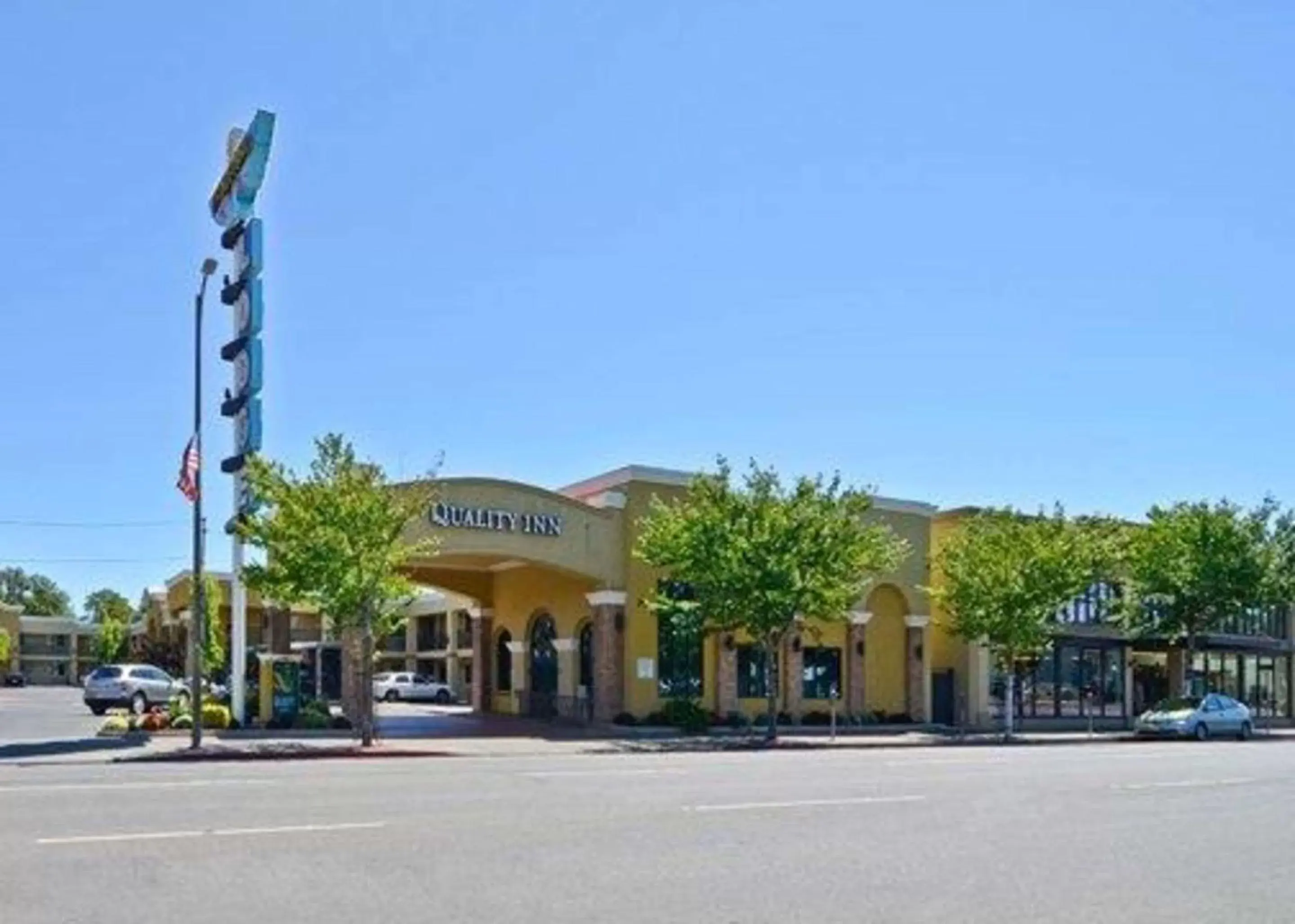 Property building in Quality Inn Near Chico State Property building in Quality Inn Near Chico State