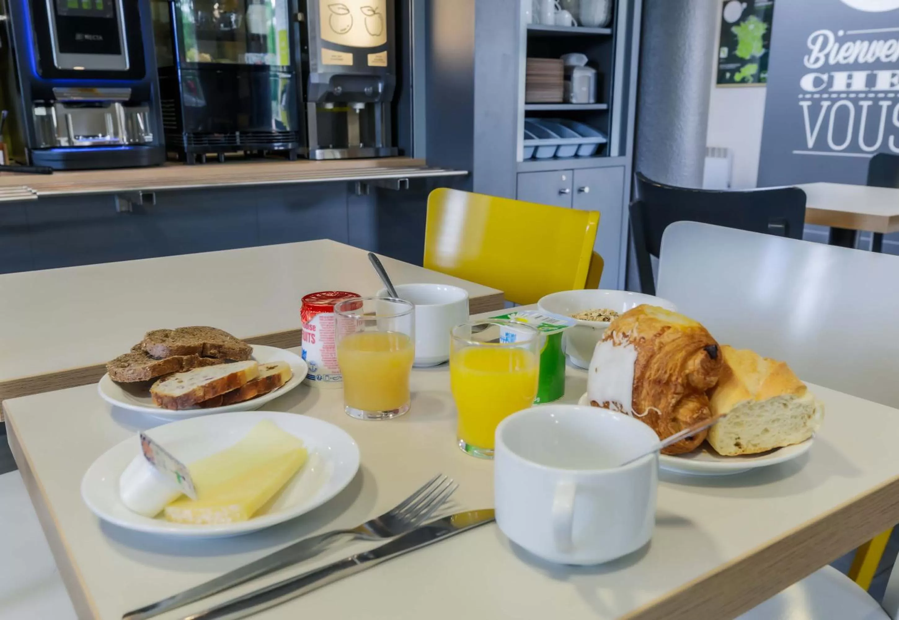 Breakfast in B&B HOTEL Metz Jouy Aux Arches