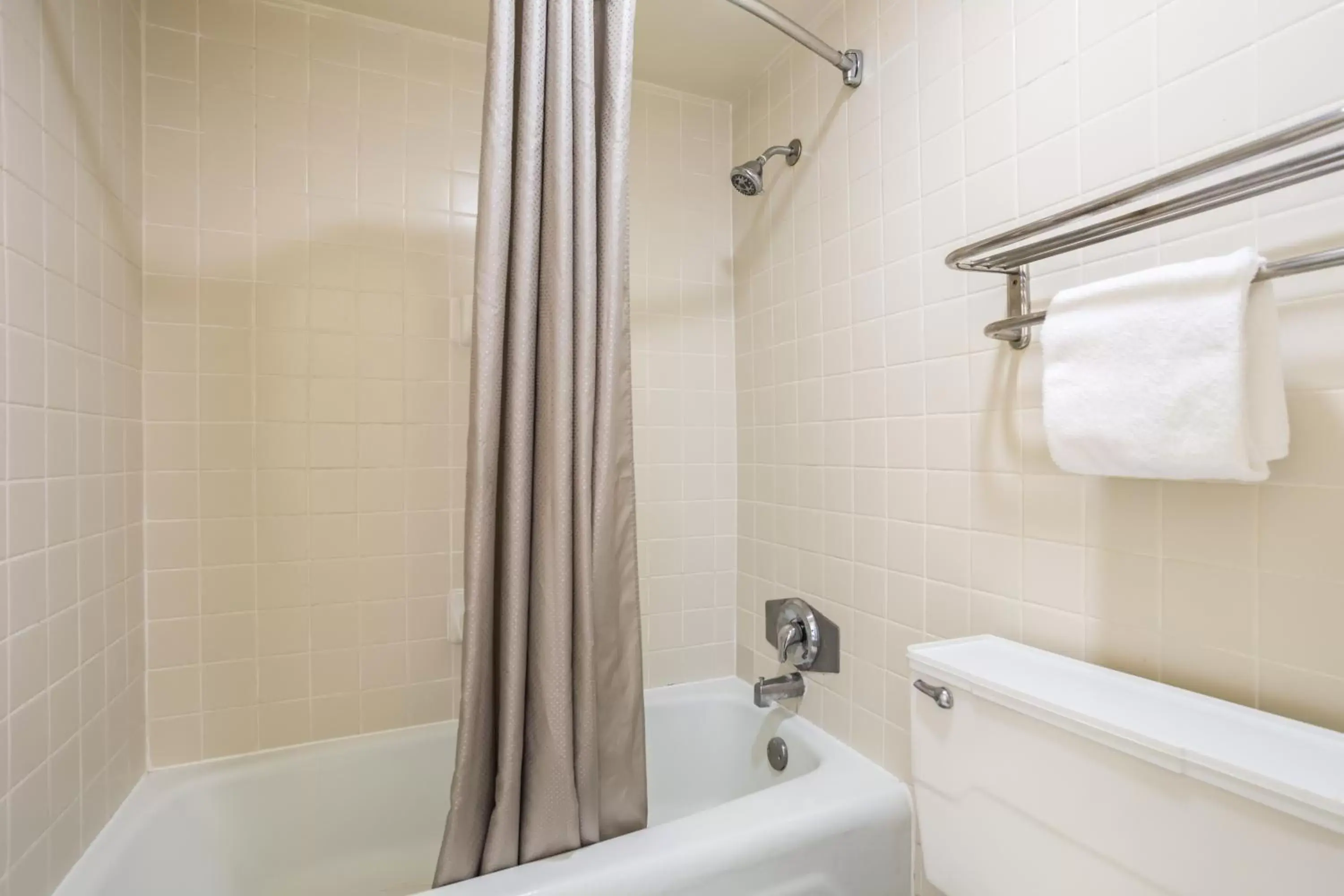 Shower, Bathroom in Motel 6-Spring Hill, FL - Weeki Wachee