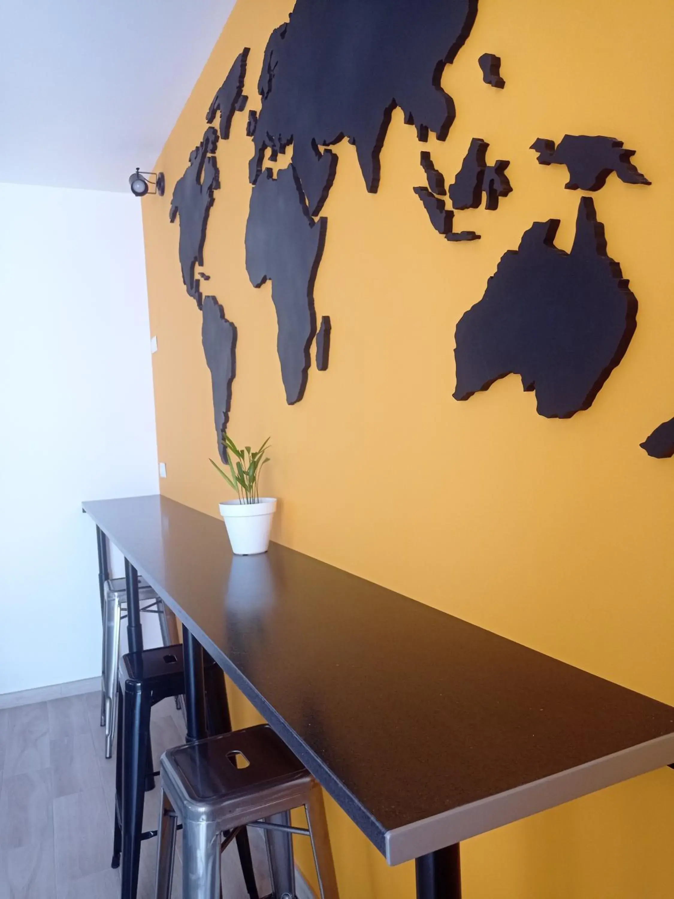 Dining area in Planeta Cadiz Hostel