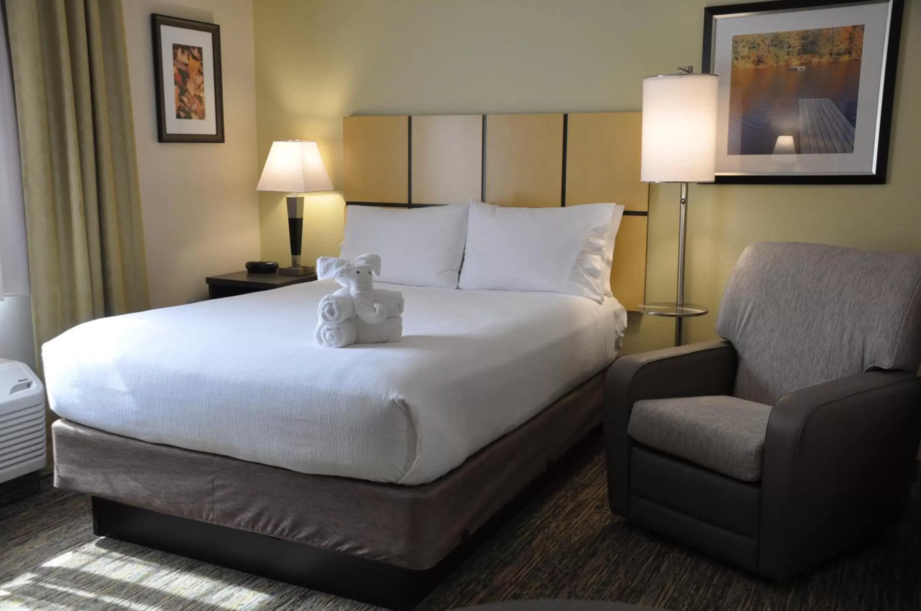 Photo of the whole room, Bed in Candlewood Suites Washington-Dulles Herndon, an IHG Hotel