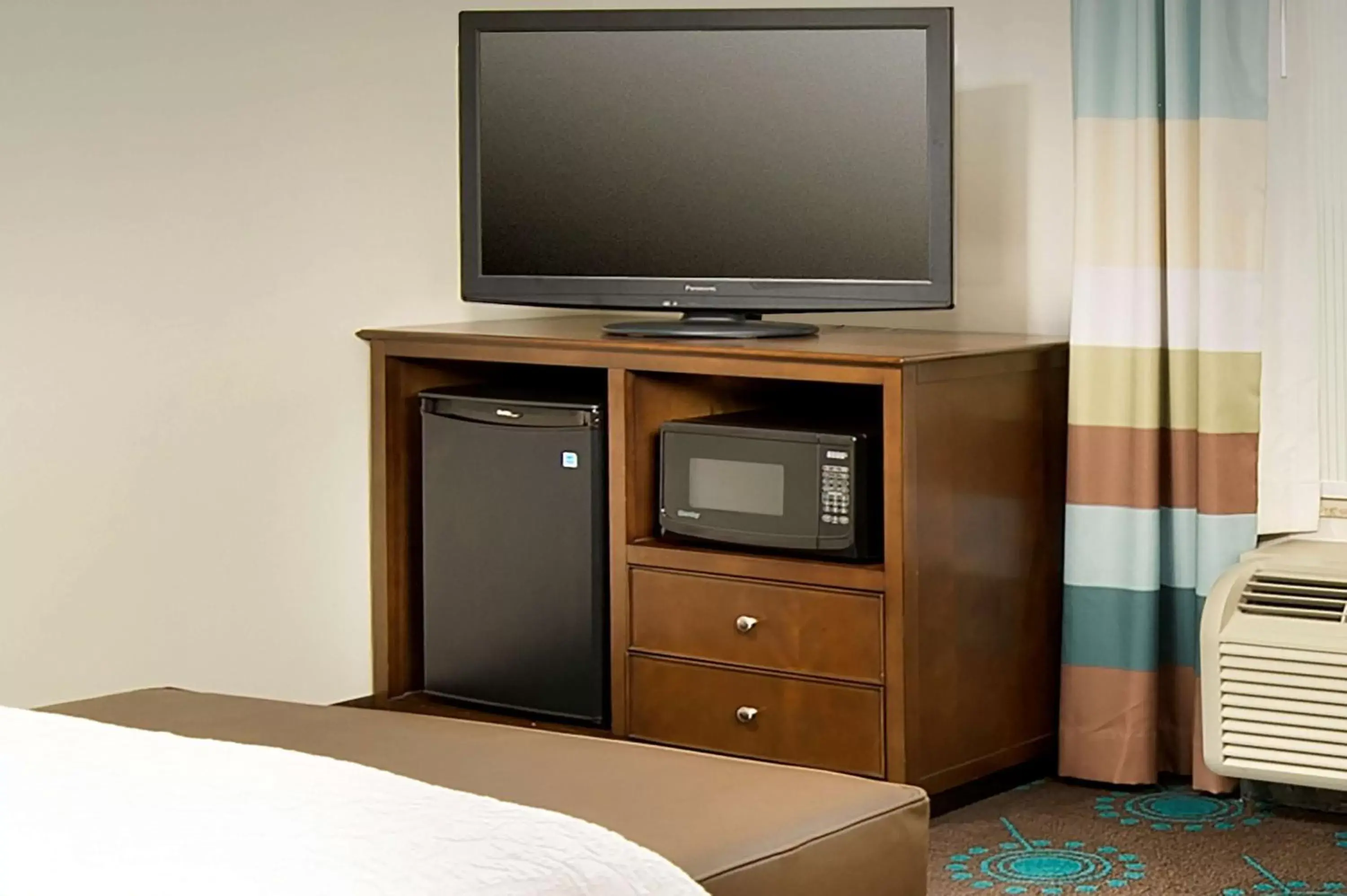 Bed, TV/Entertainment Center in Hampton Inn Uvalde