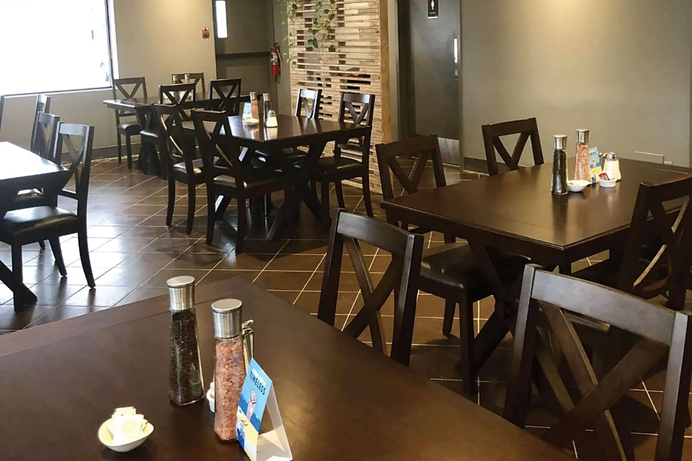 Restaurant/Places to Eat in Comfort Inn Edmonton West