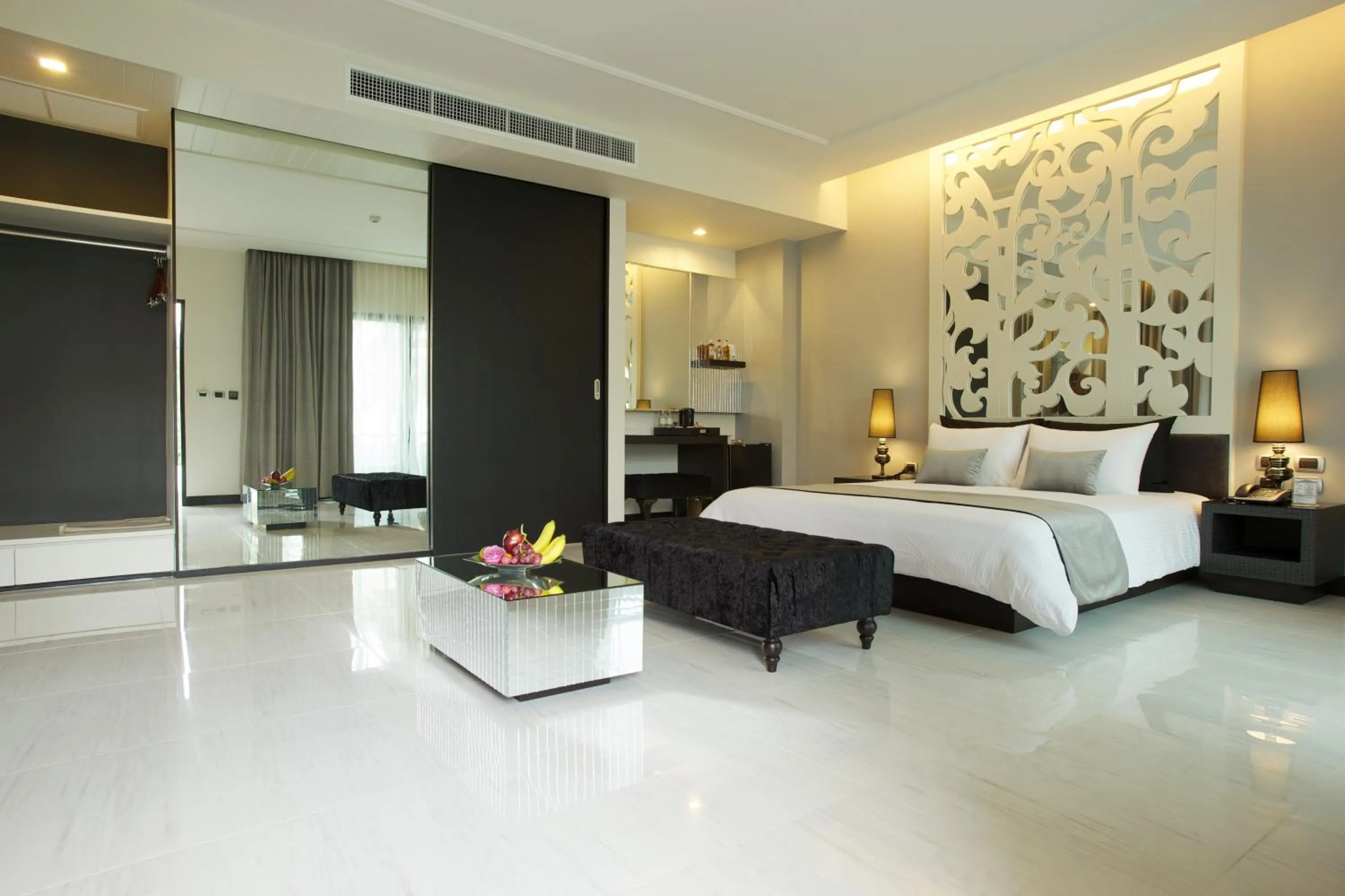 Photo of the whole room, Bed in Long Beach Garden Hotel & Pavilions