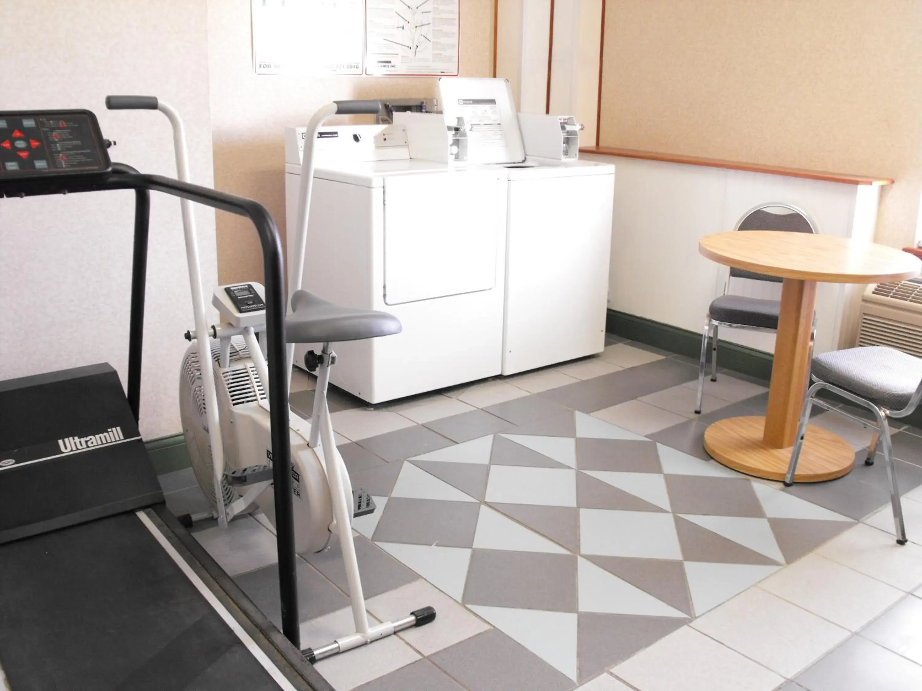 Fitness centre/facilities in Americas Best Value Inn Three Rivers