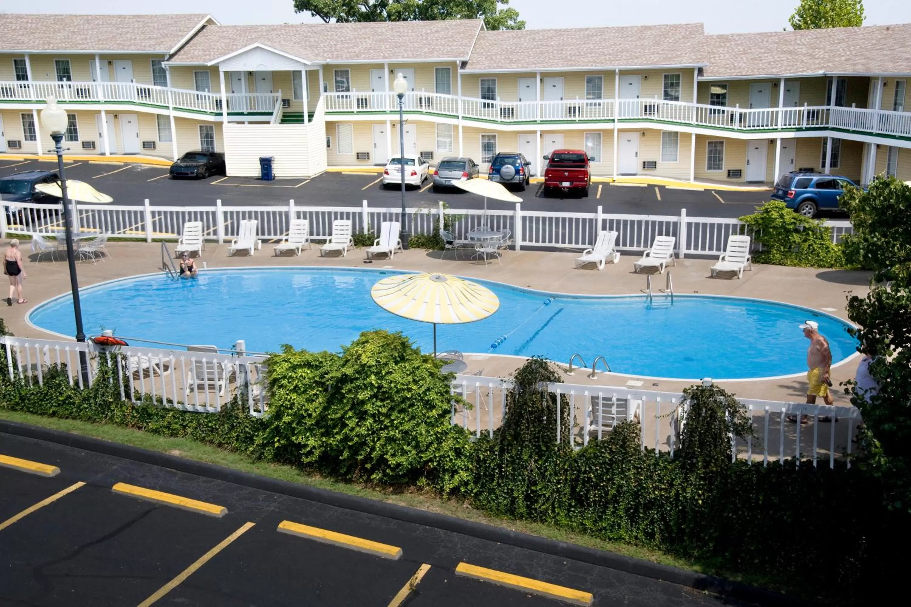 Facade/entrance, Pool View in Honeysuckle Inn & Conference Center