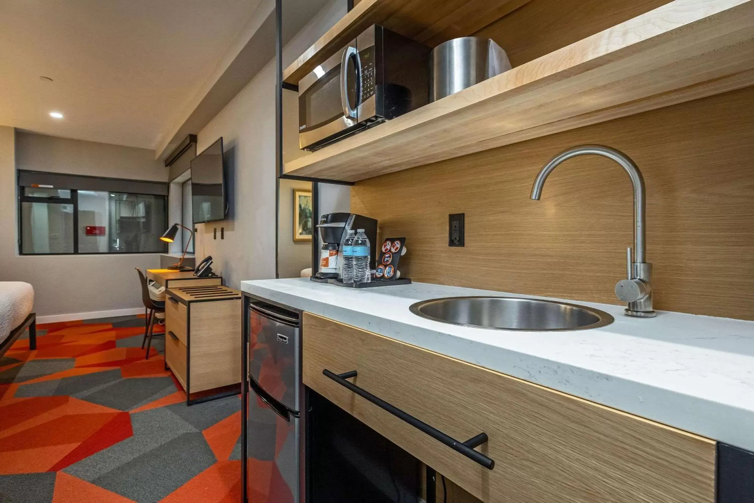 Bedroom, Kitchen/Kitchenette in Infinity Hotel SF, Ascend Hotel Collection