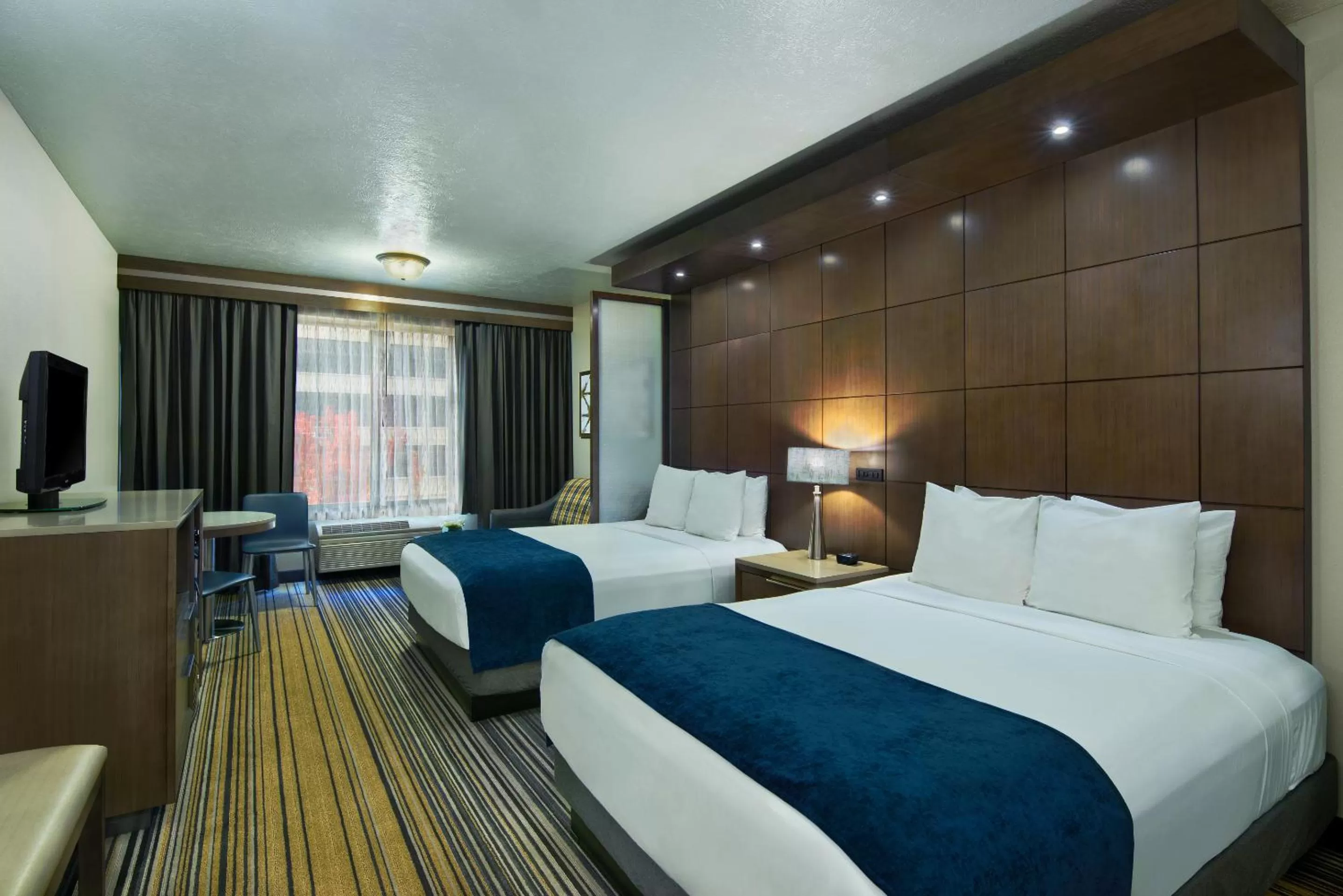 TV and multimedia, Bed in Oxford Suites Spokane Downtown