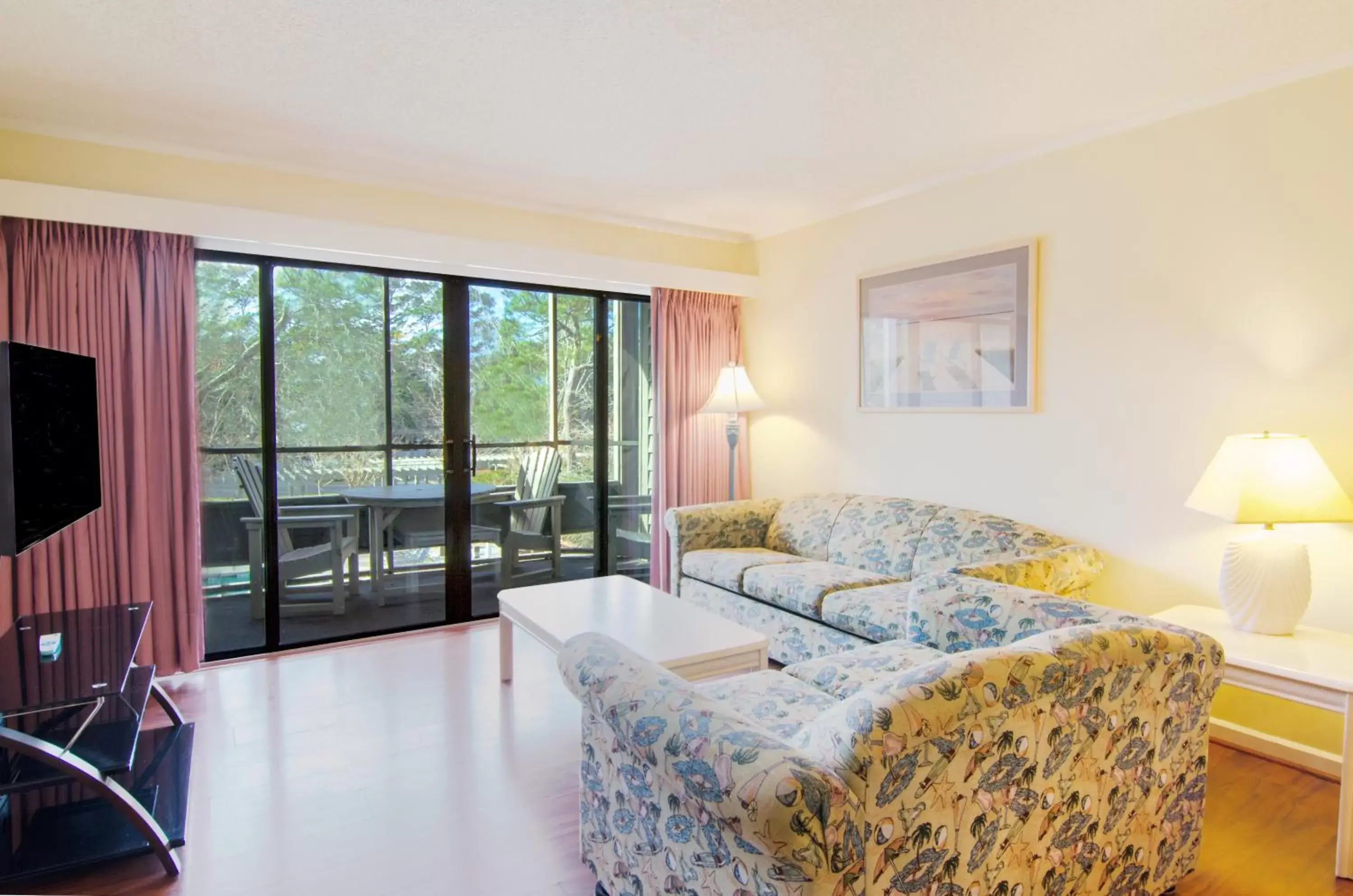 Living room, Bed in Ocean Creek Resort