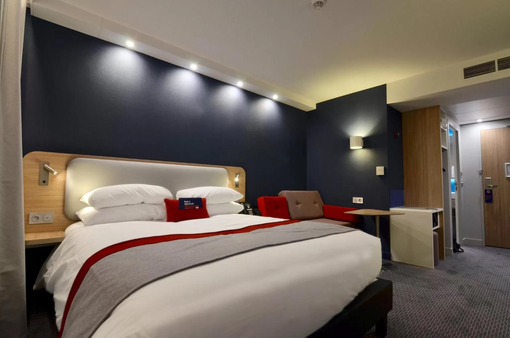 Photo of the whole room, Bed in Holiday Inn Express - Paris - CDG Airport by IHG