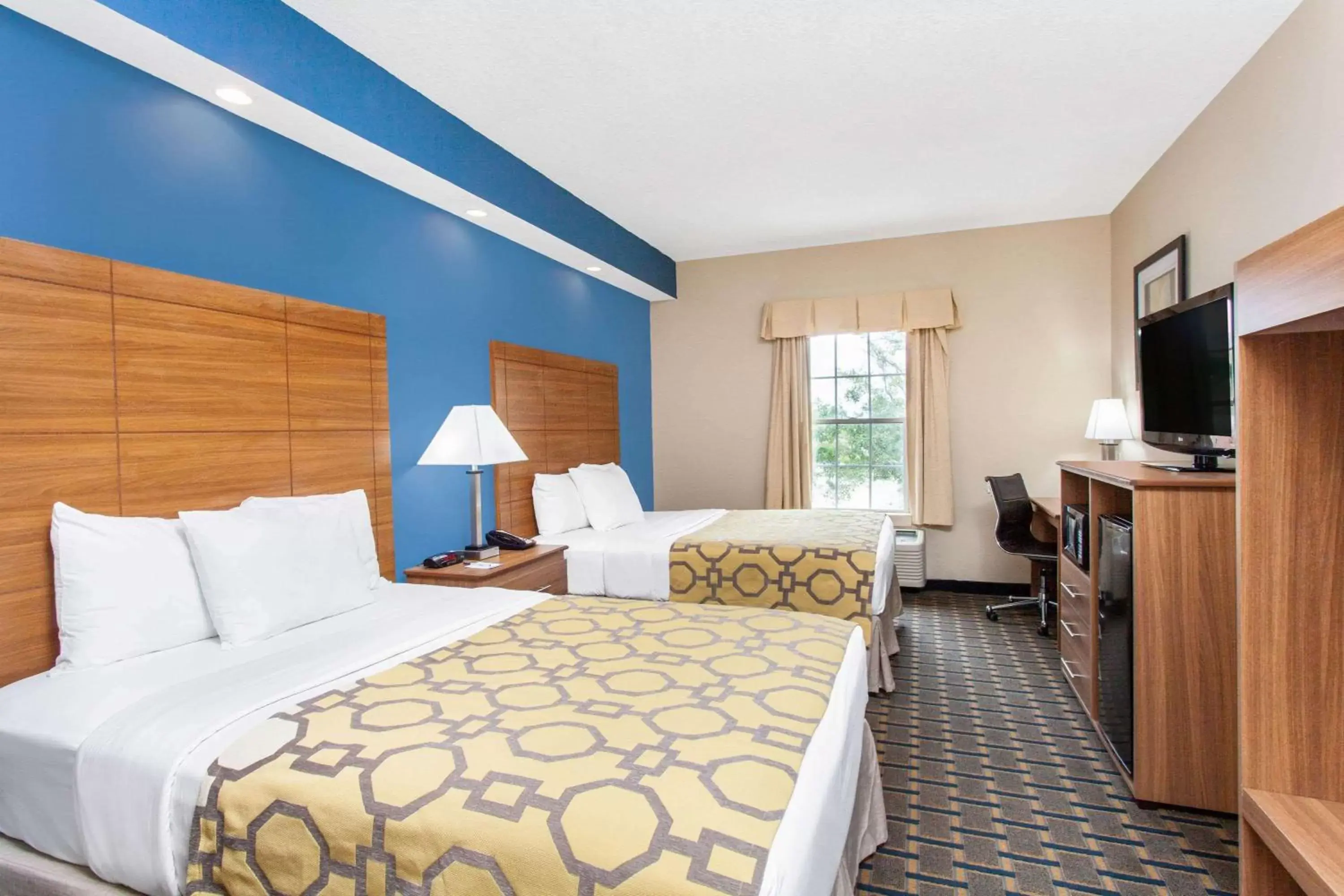 Photo of the whole room, Bed in Baymont by Wyndham Jacksonville/Butler Blvd