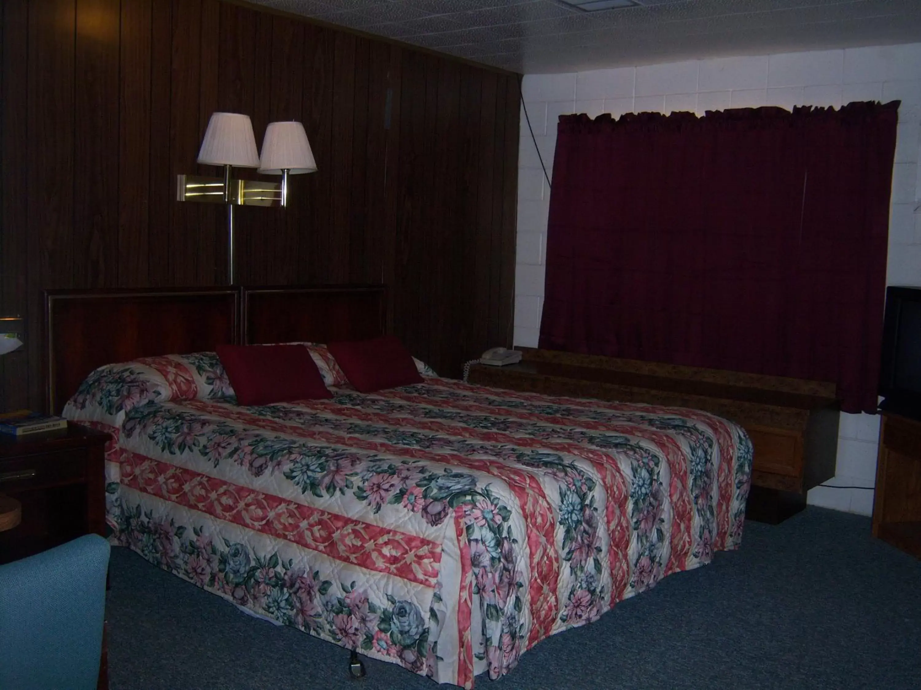 Photo of the whole room, Bed in Shasta Dam Motel