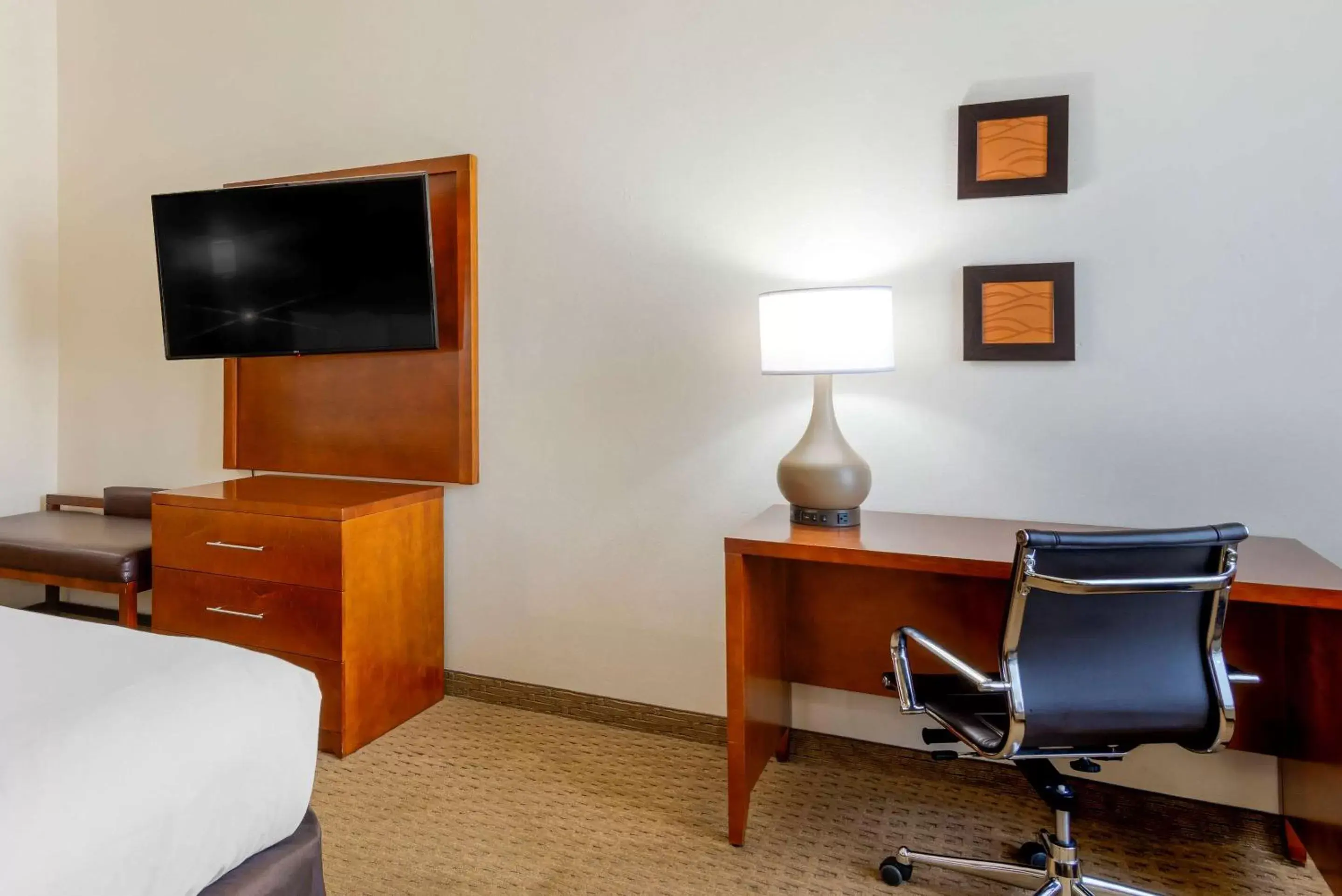 Photo of the whole room, TV/Entertainment Center in Comfort Inn Columbus Near Fort Moore