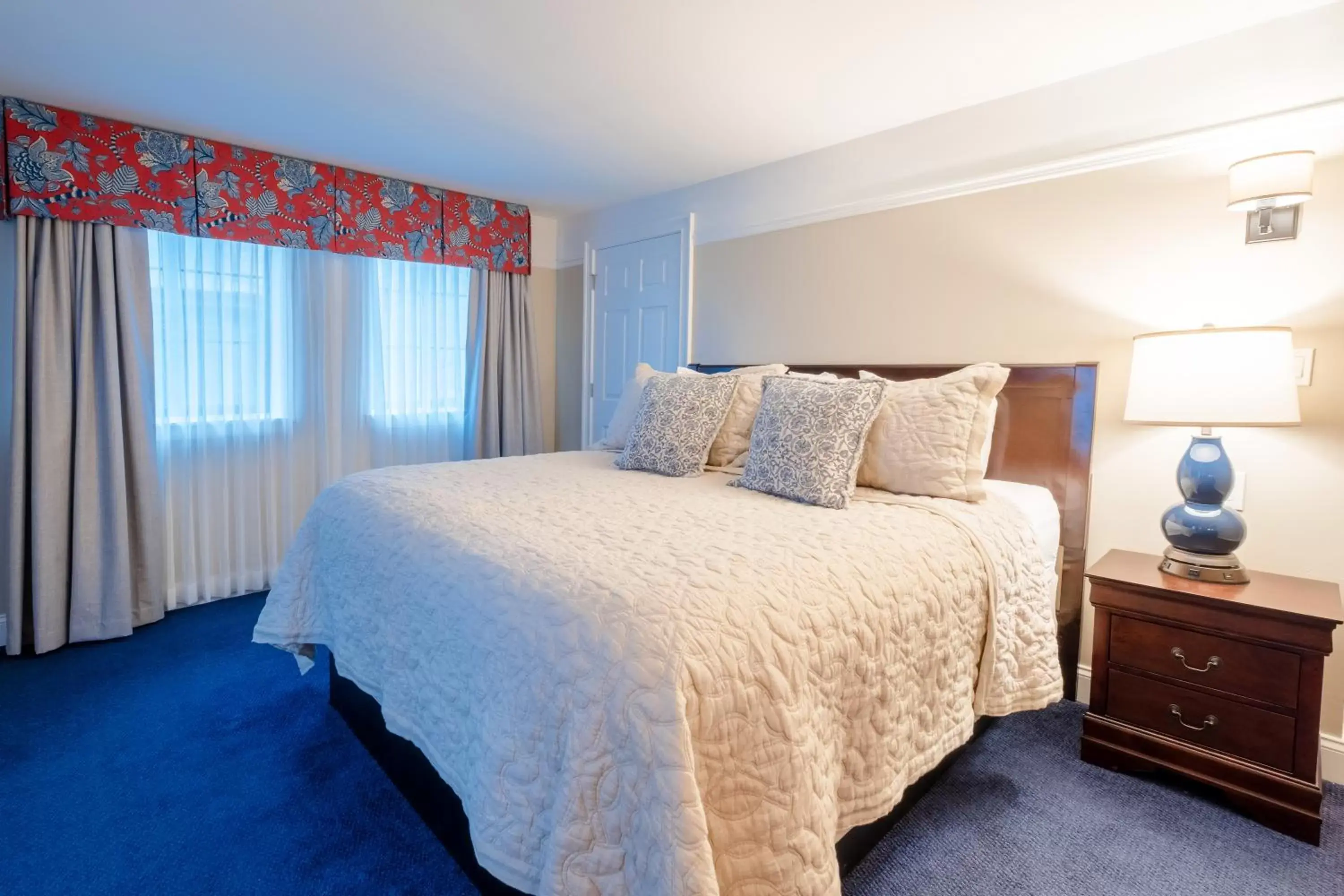 Bedroom, Bed in Red Coach Inn